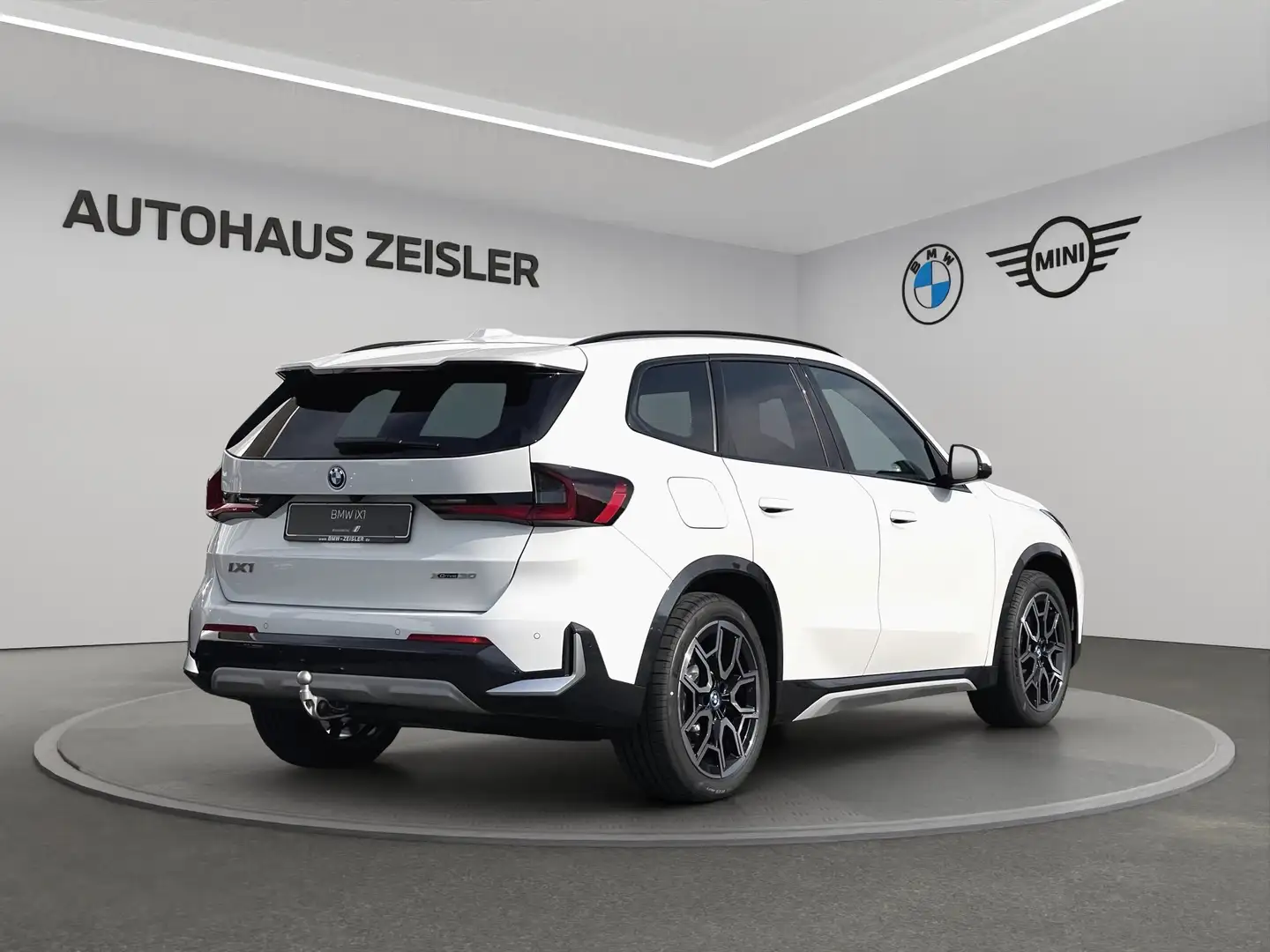 BMW iX1 xDrive30 xLine 19"LM AHK Driv. Ass. Plus Weiß - 2