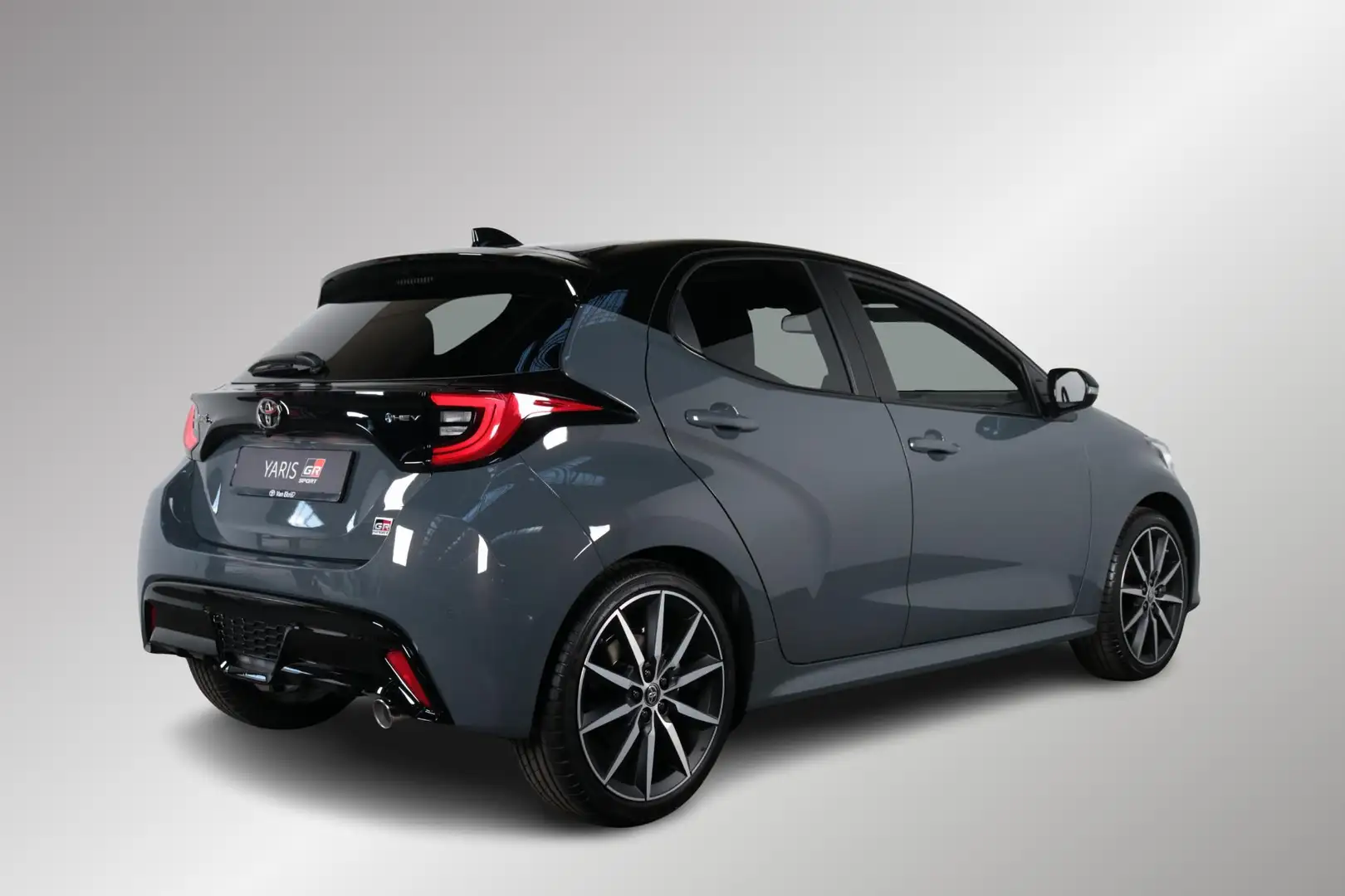 Toyota Yaris 1.5 Hybrid 130 GR Sport, NIEUW, Direct leverbaar! Grigio - 2