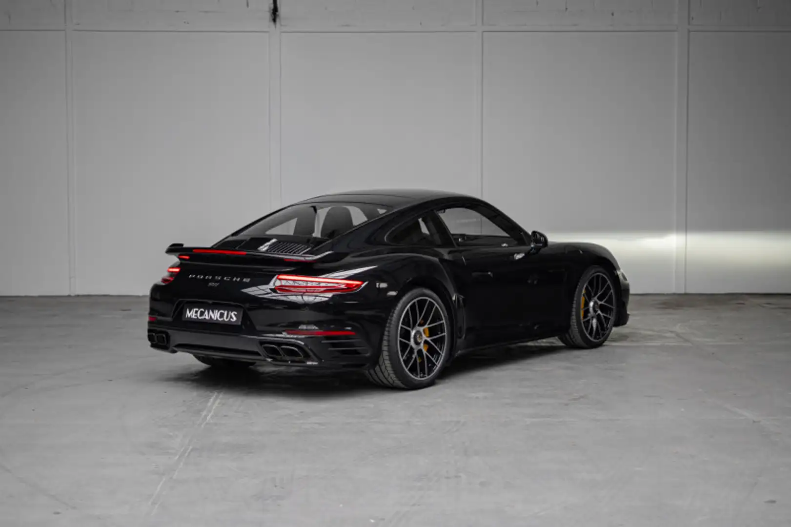 Porsche 911 (991) Turbo S Coupé *Low mileage \u0026 Aerokit* Schwarz - 2
