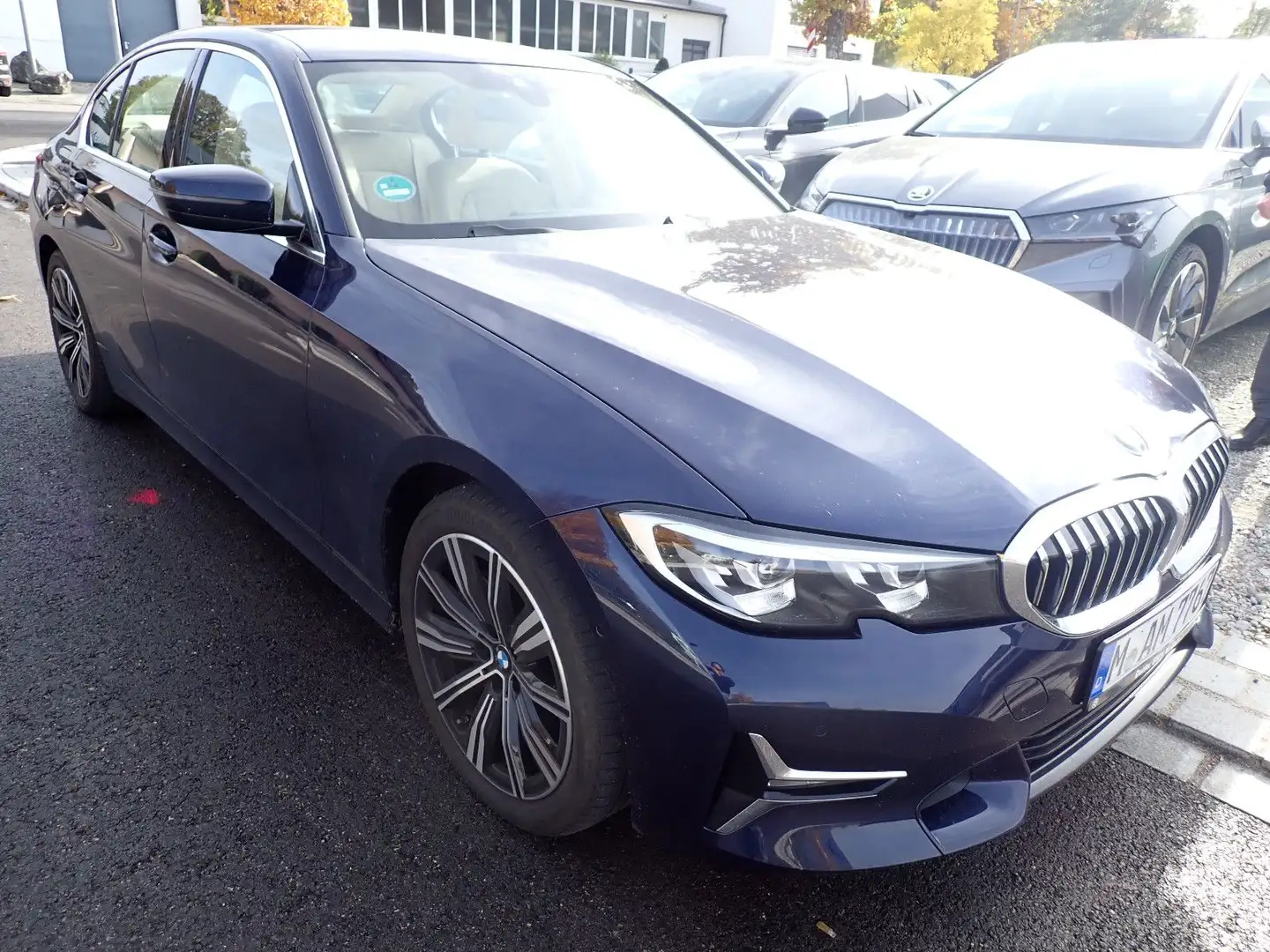 BMW 318 i Leder LED Navi Kamera 8-fach bereift AHK Blauw - 2