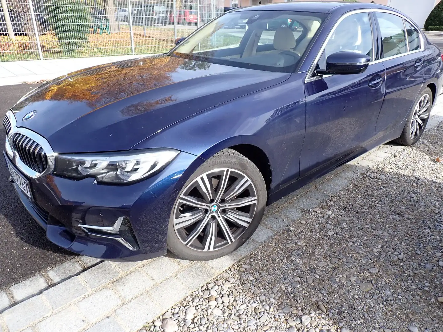 BMW 318 i Leder LED Navi Kamera 8-fach bereift AHK Blauw - 1