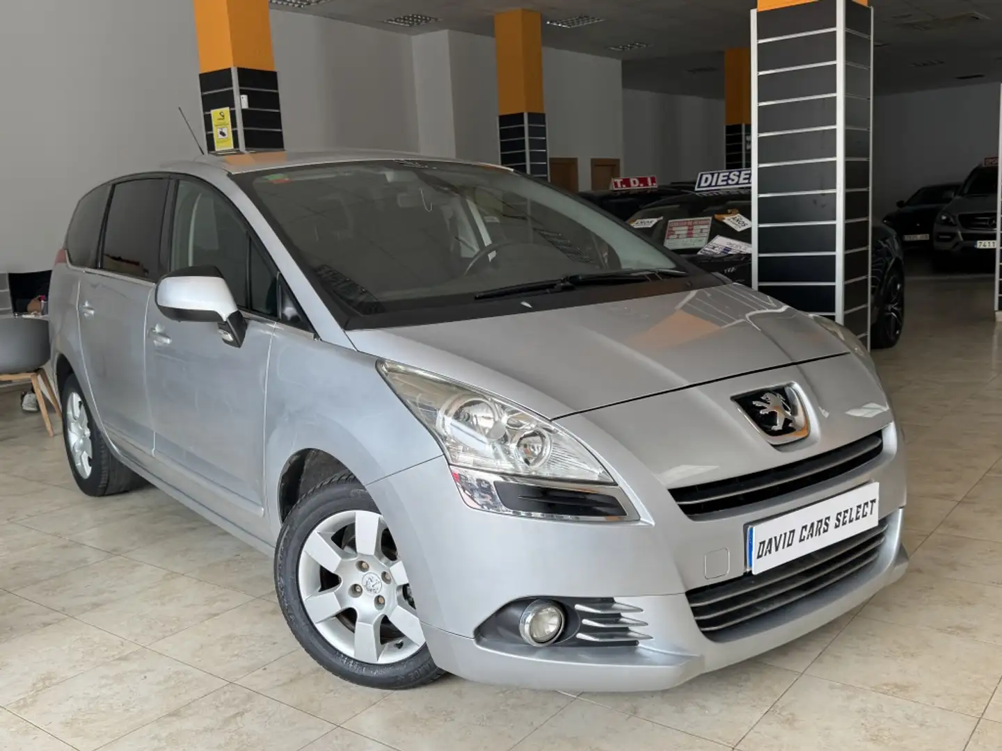 Peugeot 5008 1.6HDI Confort 112 Grau - 1