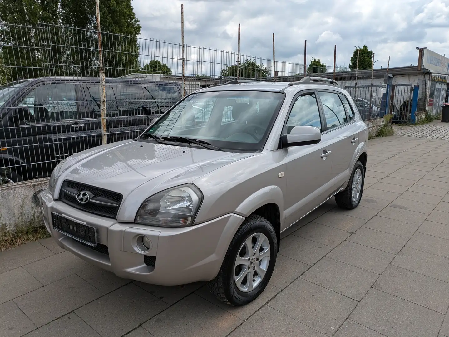 Hyundai TUCSON 2.0 GLS (4WD) Silber - 1