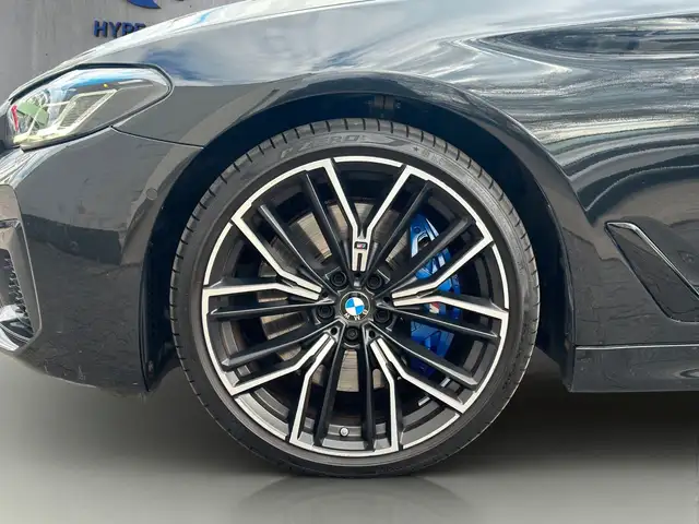 BMW 5 Series view 10