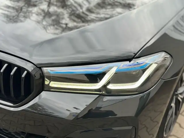 BMW 5 Series view 9