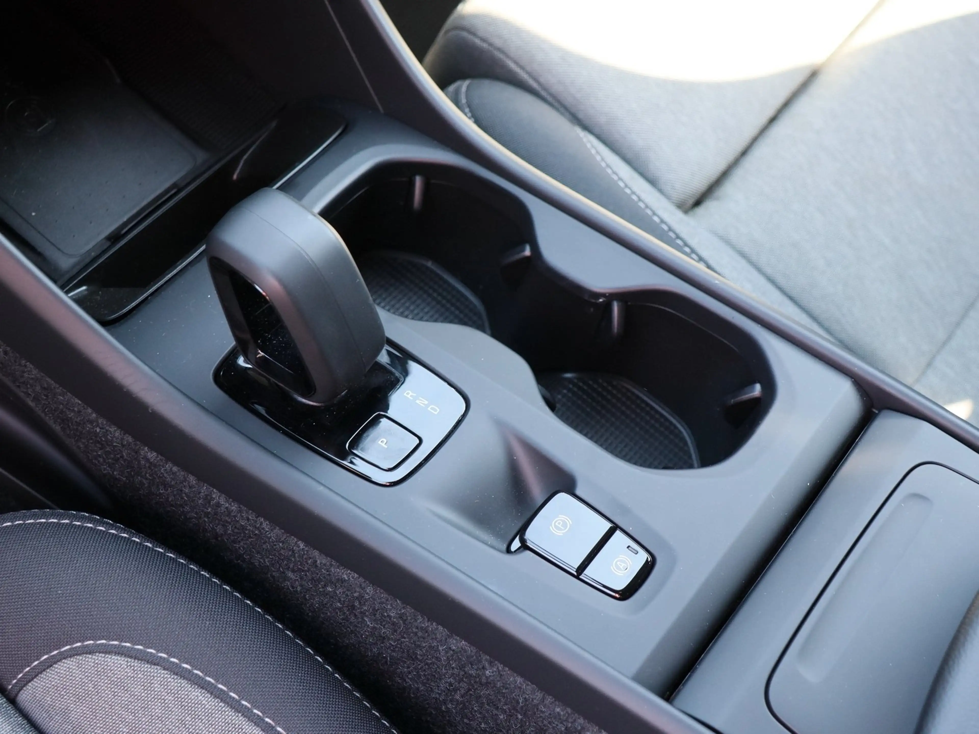 Volvo XC40 B3 Core #PDC/RFK/Google/LED/Klima/Navi — photo 10