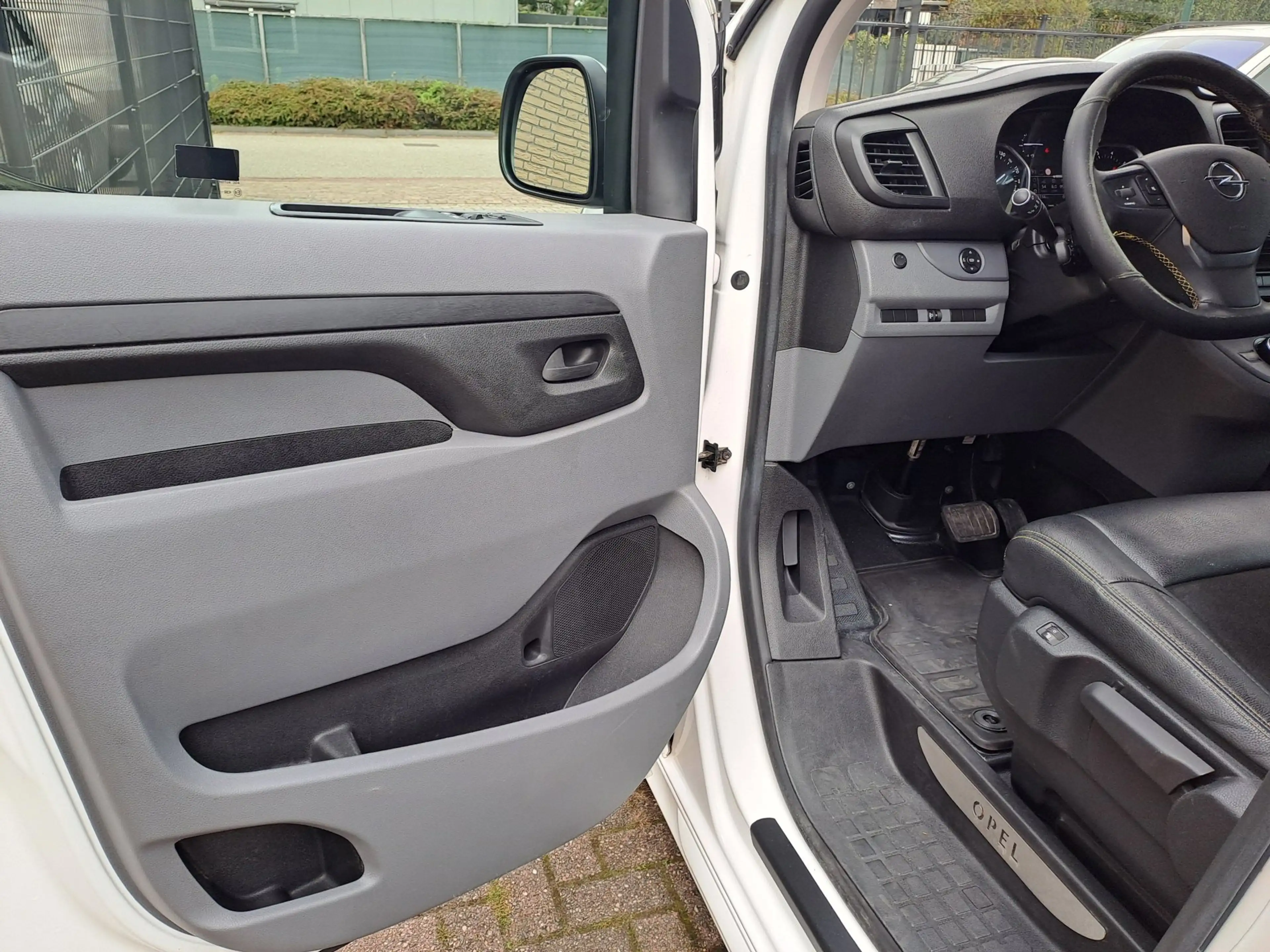 Opel Vivaro 2.0 CDTI L3H1 Irmscher Sport — photo 30