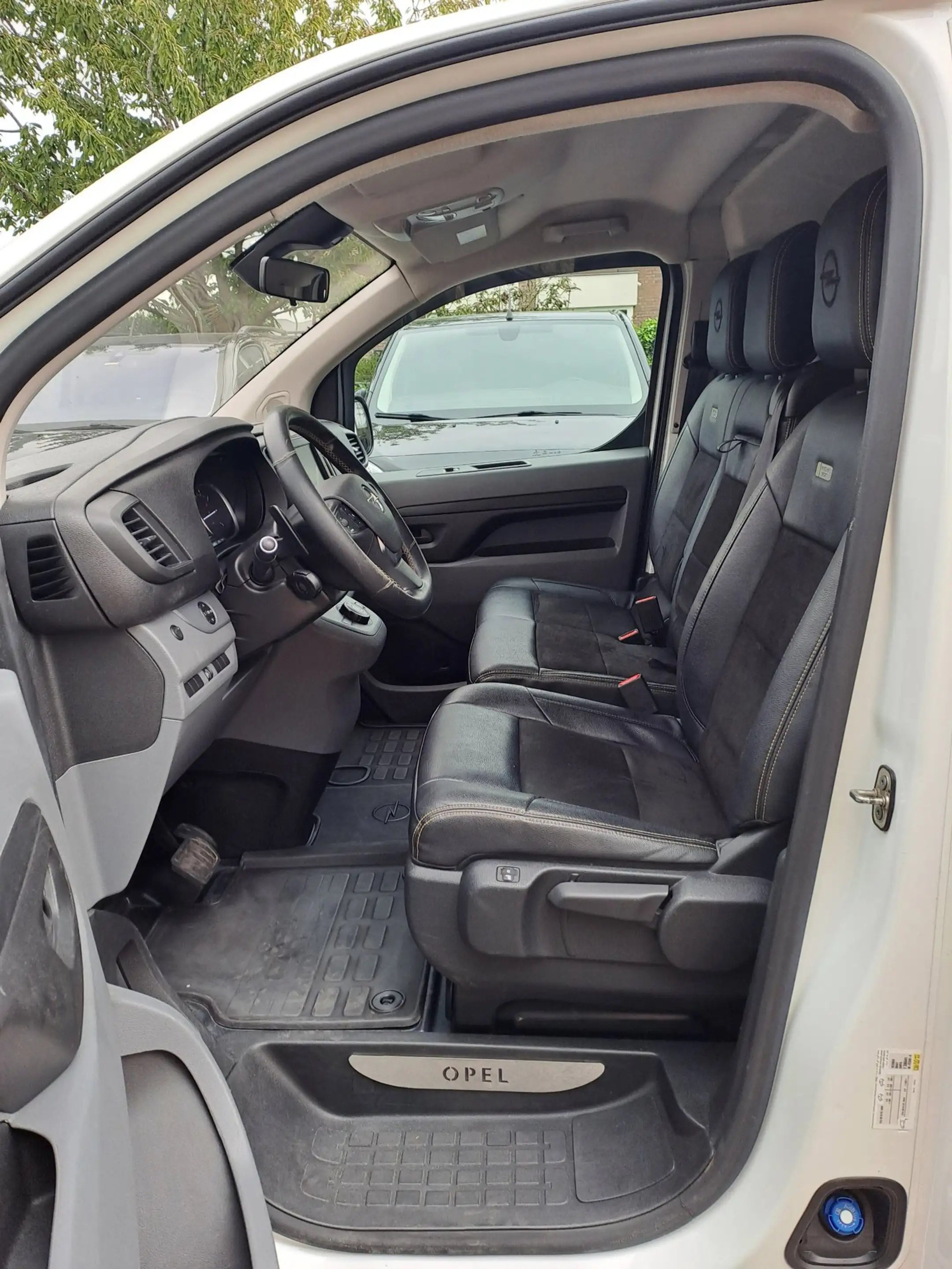 Opel Vivaro 2.0 CDTI L3H1 Irmscher Sport — photo 29