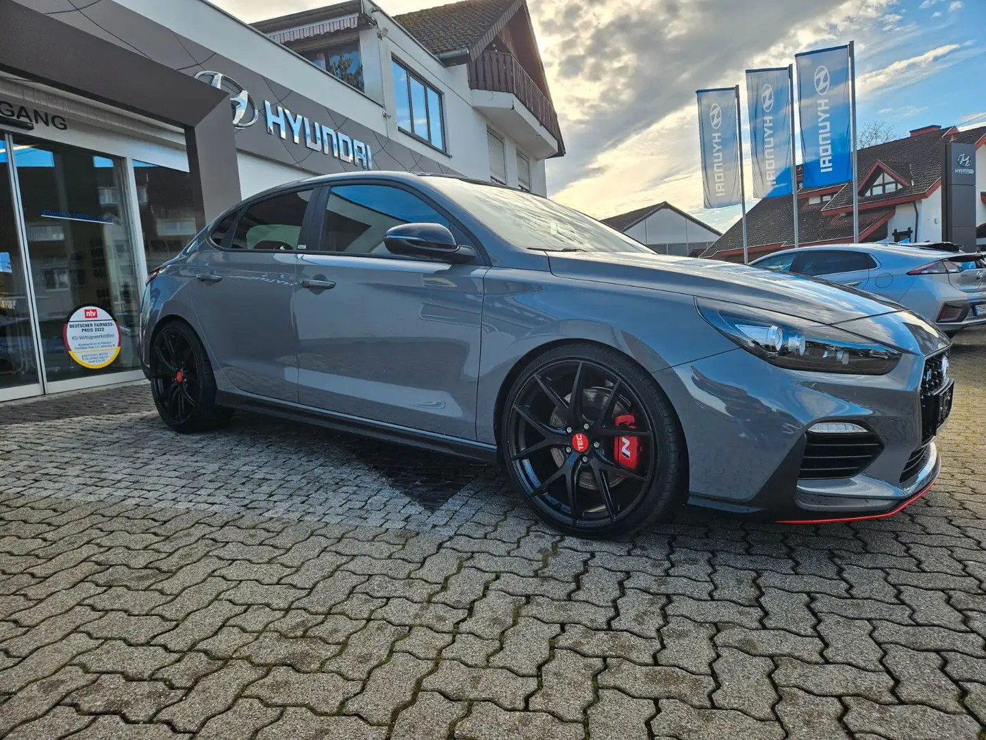 Hyundai i30 Fastback N Komfort-P + Glasdach + Navi Grijs - 2