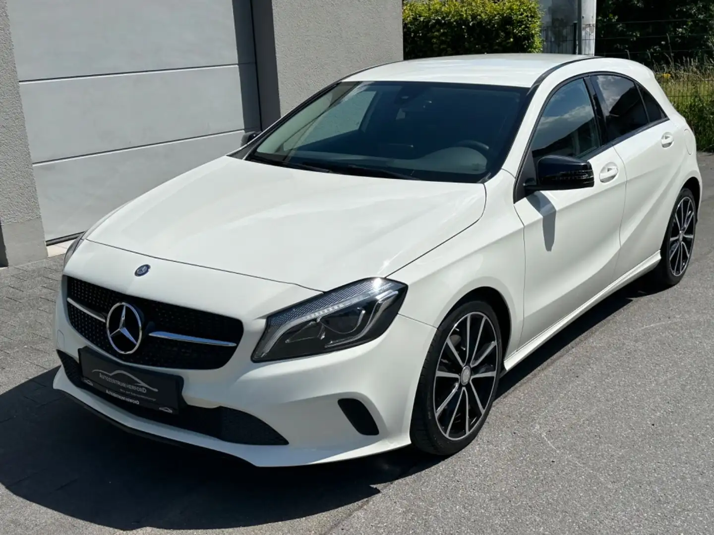 Mercedes-Benz A 200 Night Paket Navi Leder LED Klima Bílá - 2