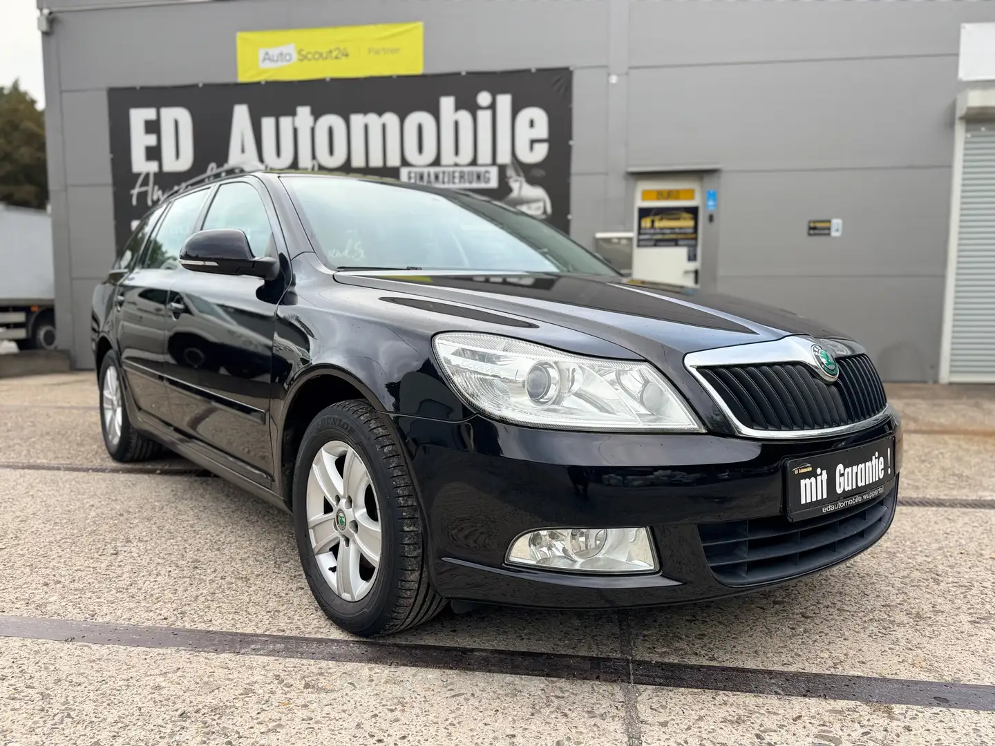 Skoda Octavia 1.6 TDI MIT GARANTIE! *SCHEKHEFTGEPFLEGT!* Schwarz - 1