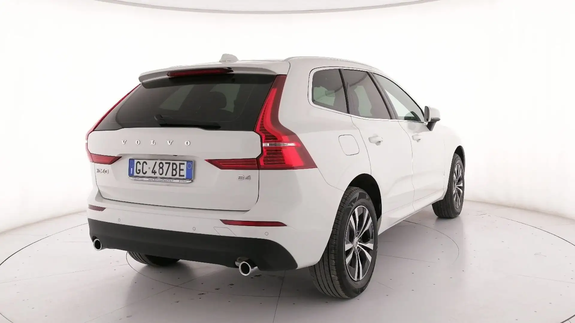 Volvo XC60 2.0 b4 Momentum Pro auto Bianco - 2
