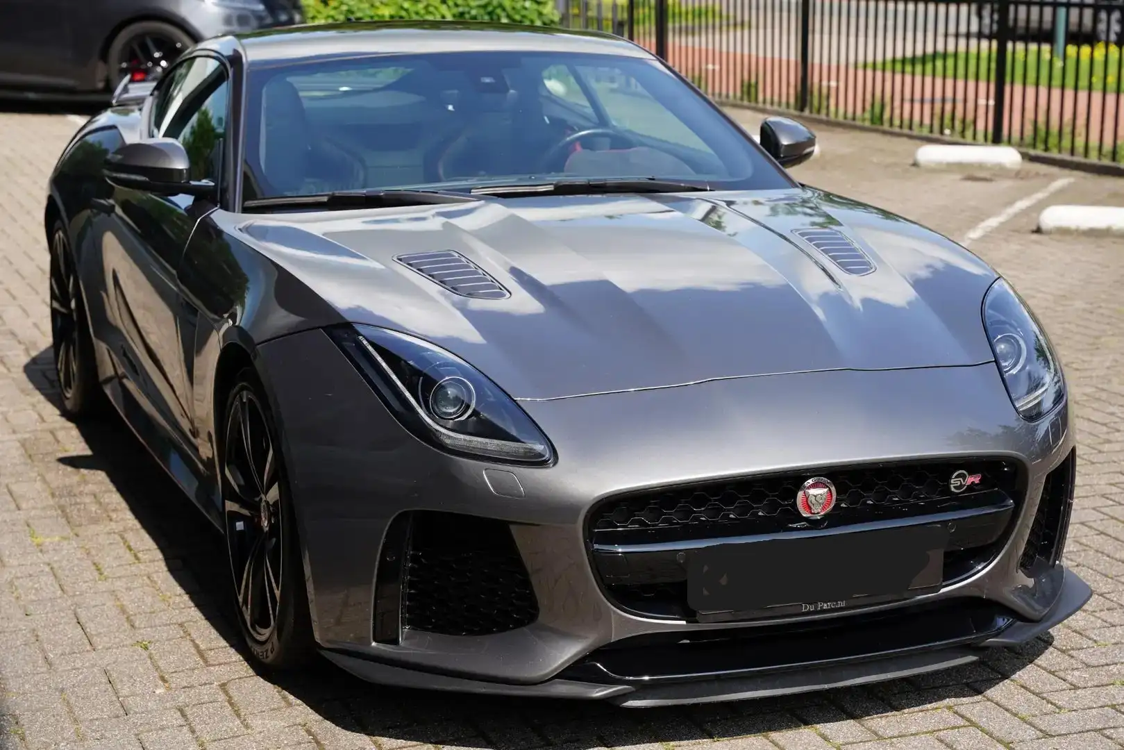 Jaguar F-Type F-Type 5.0 V8 SVR Coupé AWD 575 pk Grijs - 2