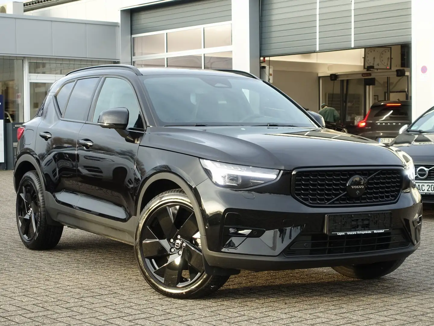 Volvo XC40 Black Edition Plus B4 Mild-Hybrid/H&K/Pano Schwarz - 2