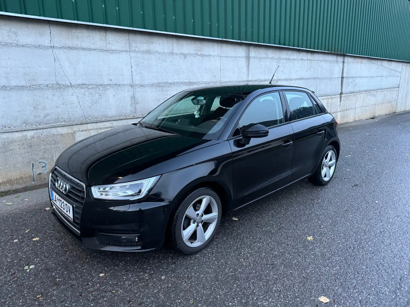 Audi A1 A1 SB 1,0 TFSI Schwarz - 1