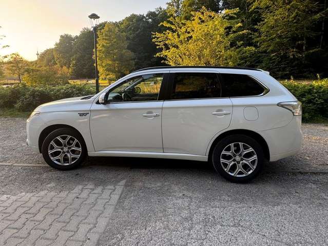 Imagine Mitsubishi Outlander Outlander 2.0 4WD Plug-In Hybrid Top