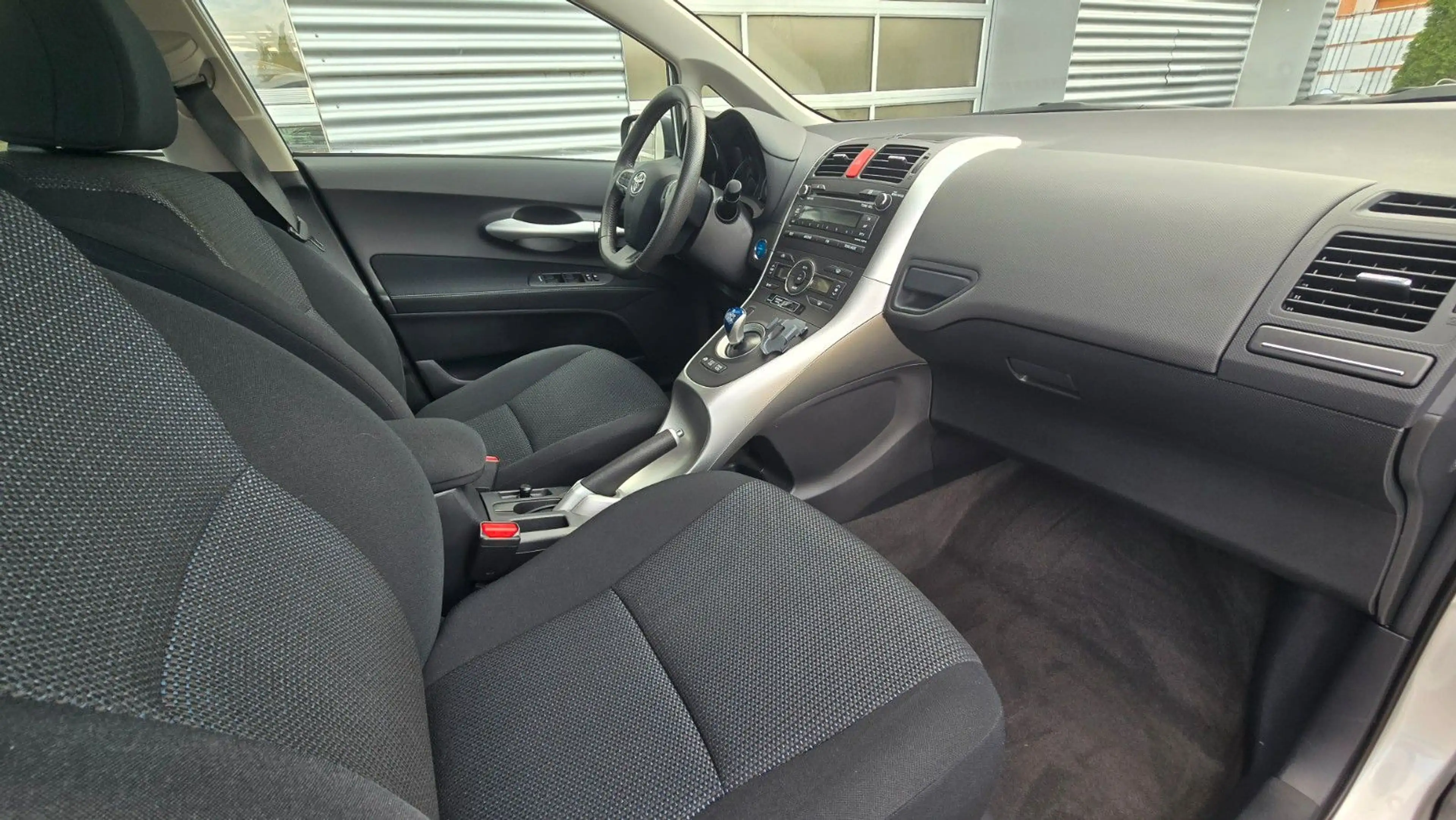 Toyota Auris Hybrid Life 1. Hand Service nur bei Toyota — photo 12
