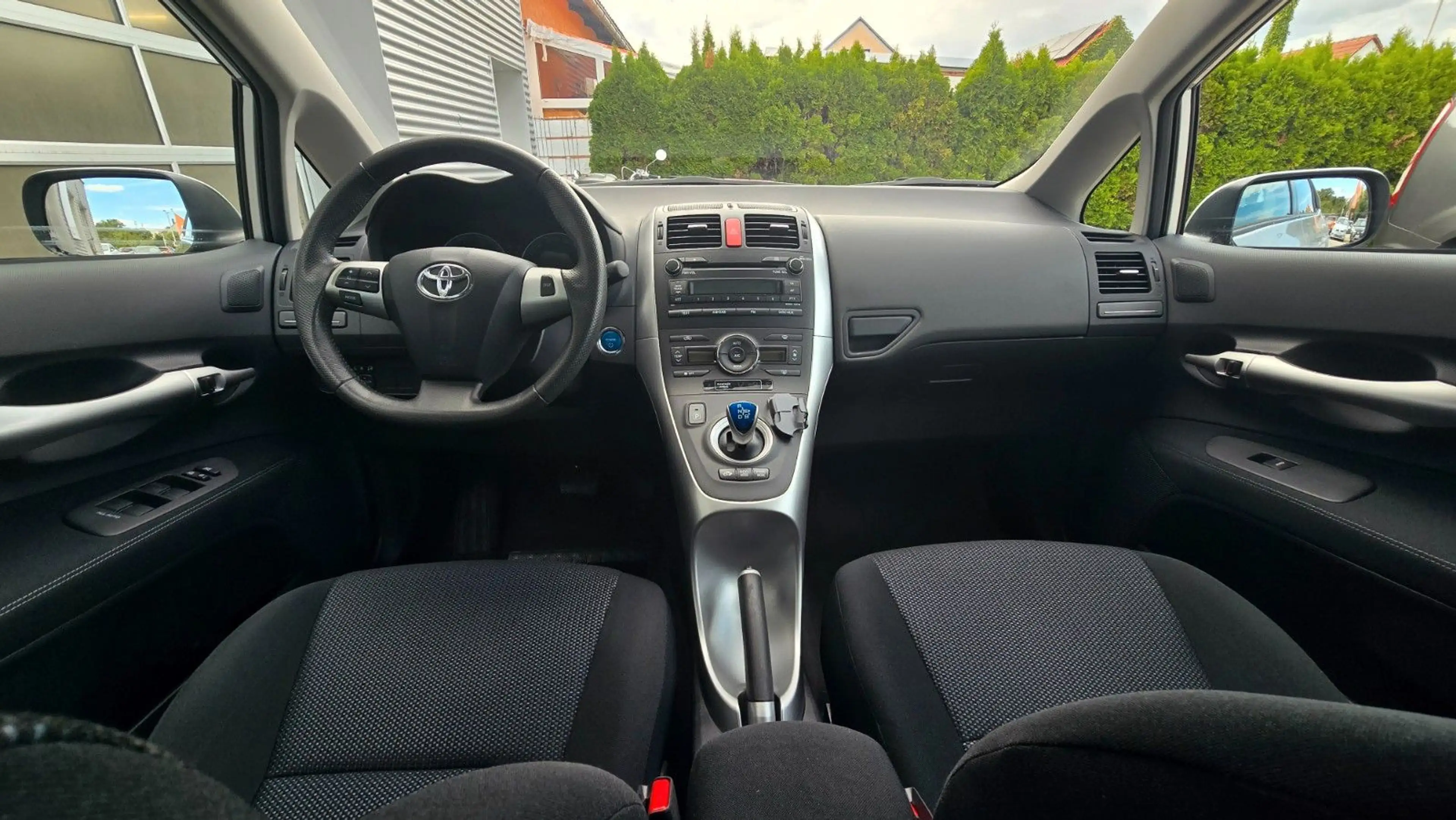 Toyota Auris Hybrid Life 1. Hand Service nur bei Toyota — photo 13