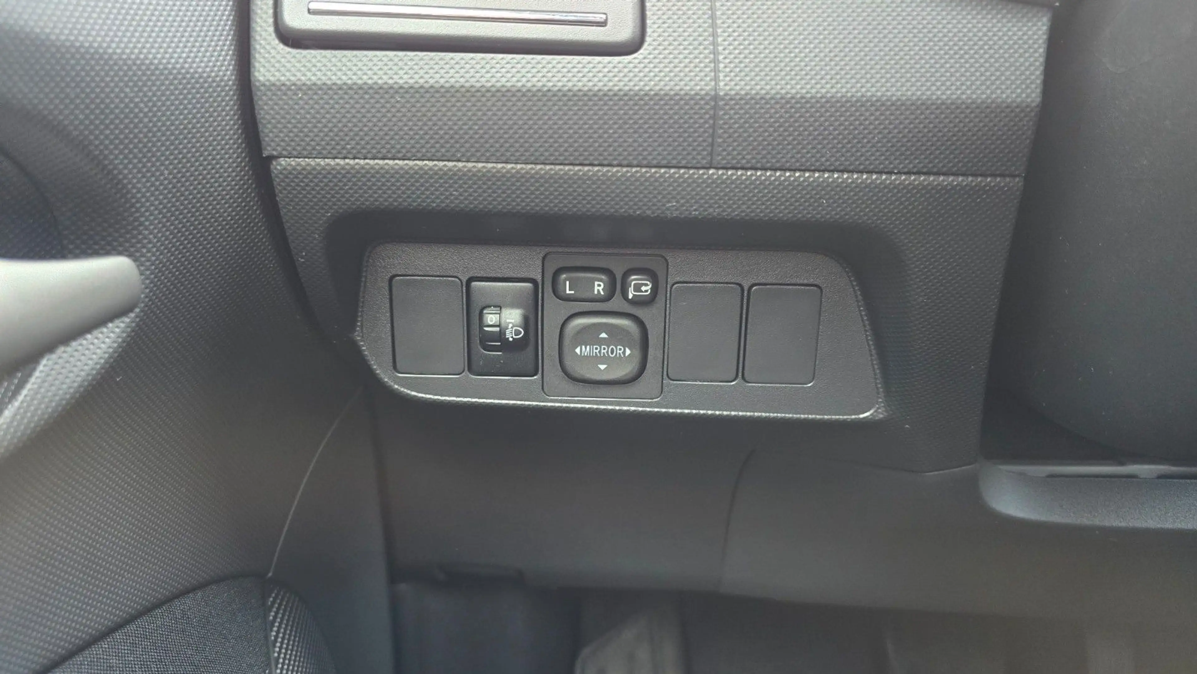 Toyota Auris Hybrid Life 1. Hand Service nur bei Toyota — photo 15