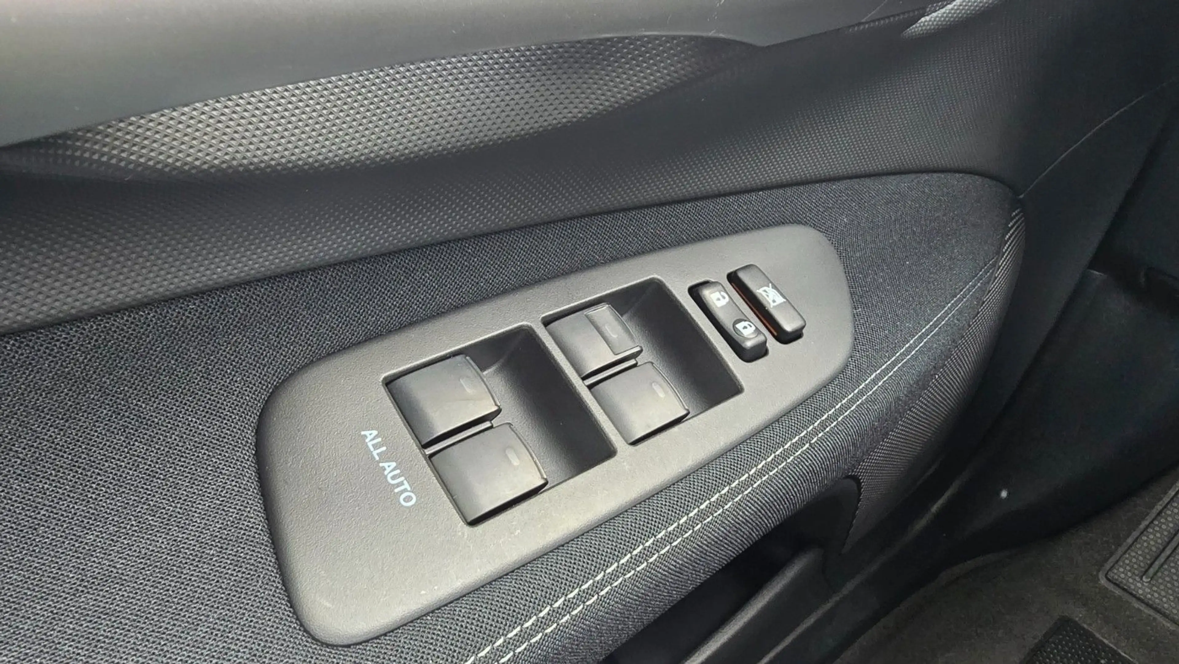 Toyota Auris Hybrid Life 1. Hand Service nur bei Toyota — photo 14