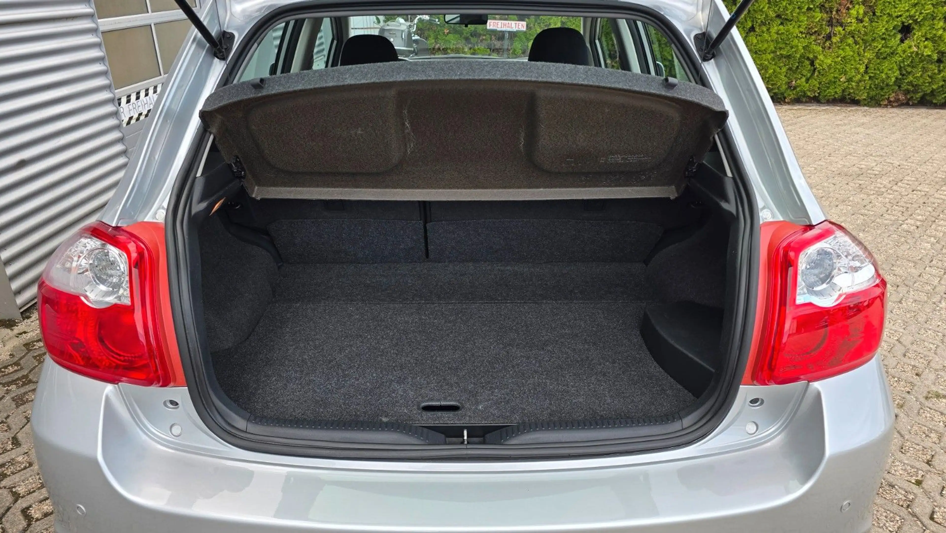 Toyota Auris Hybrid Life 1. Hand Service nur bei Toyota — photo 9