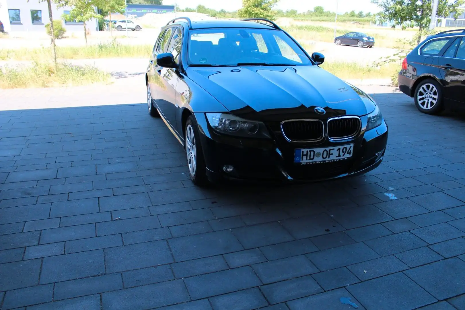 BMW 318 i Aut Touring NAVI XENON Schwarz - 1