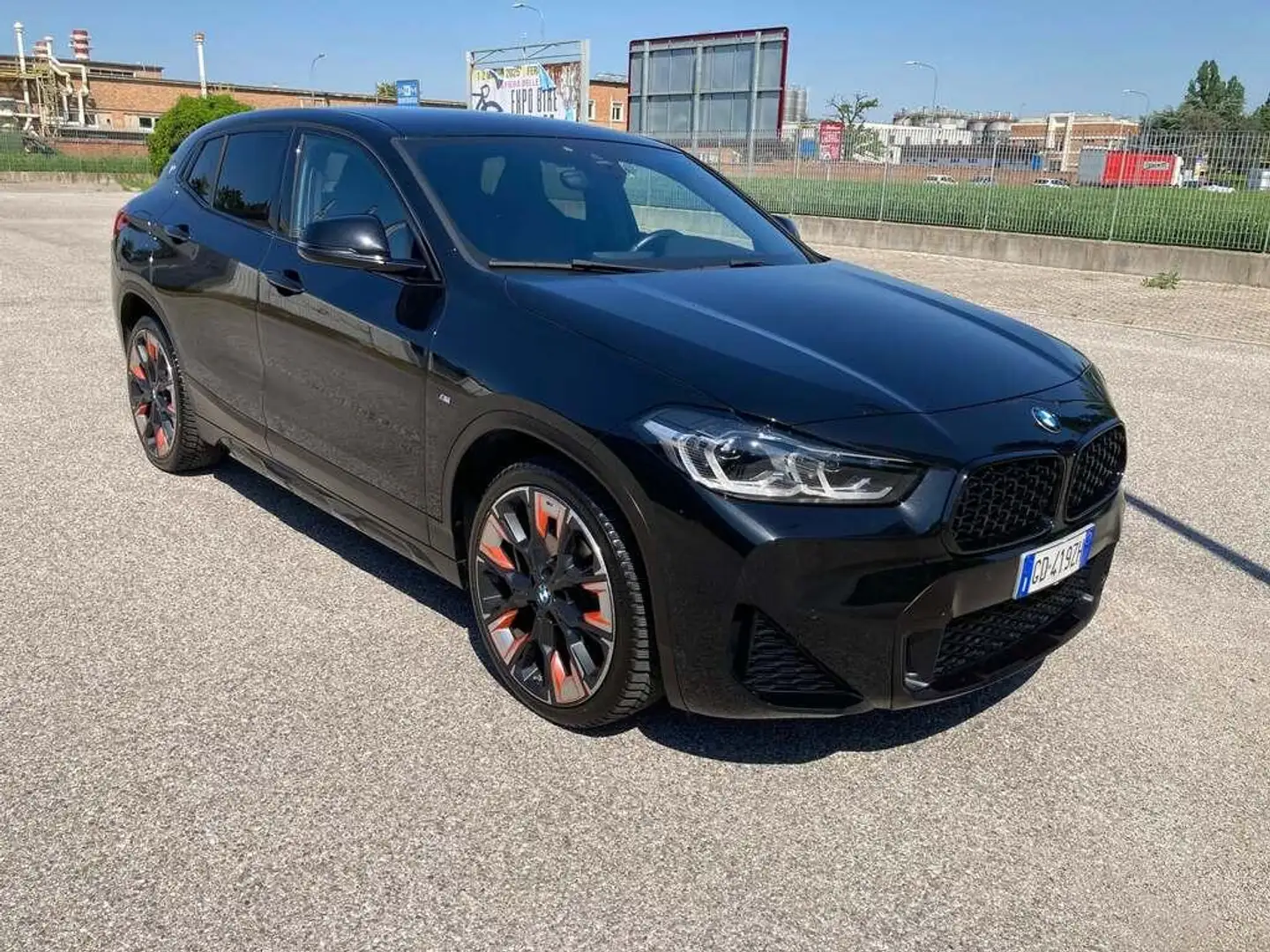 BMW X2 sdrive18d M Mesh Edition auto Чорний - 2
