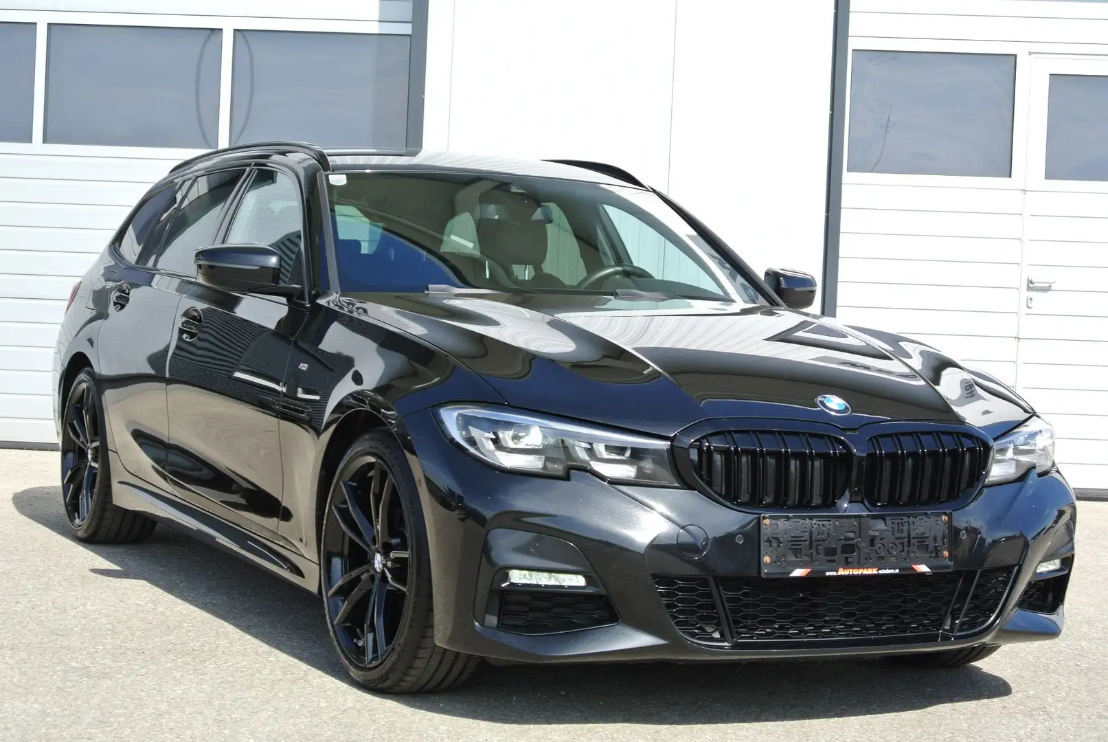 BMW 318 d touring Aut. *M Sport * LEDER * LED * KAMERA Schwarz - 1