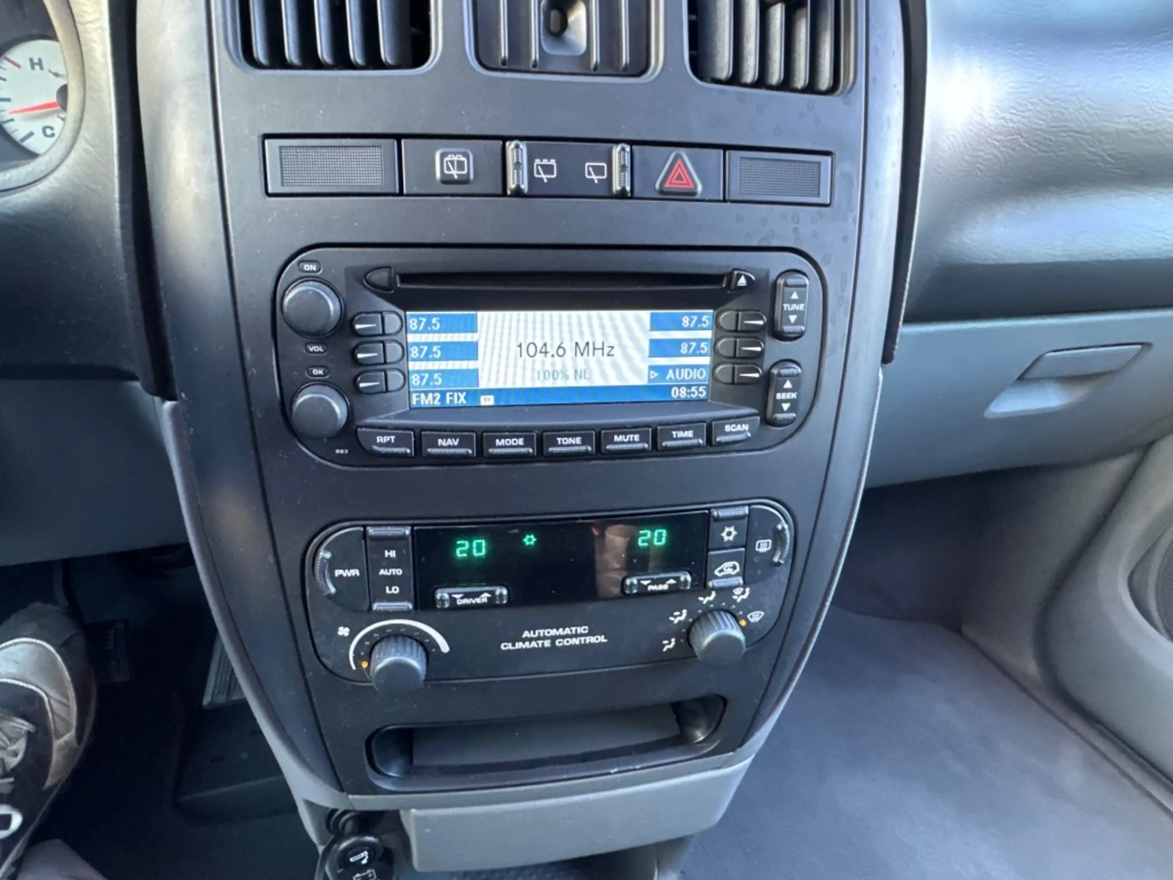 Chrysler Voyager 3.3i SE LUXE — photo 15