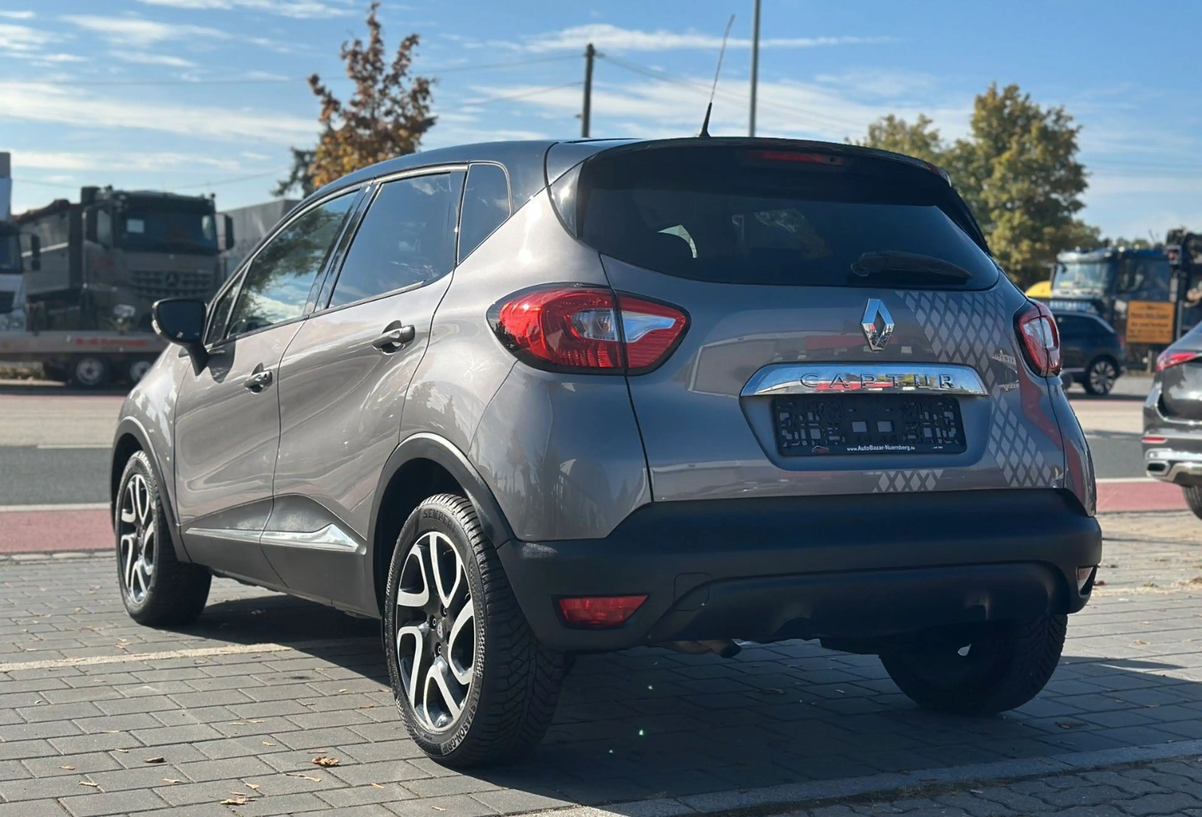 Renault Captur Luxe / Sitzheiz. / Automatik / 1+ Hand — photo 3