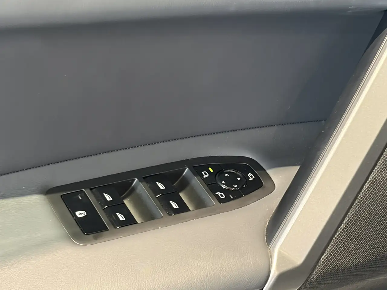 BMW iX снимка BMW iX