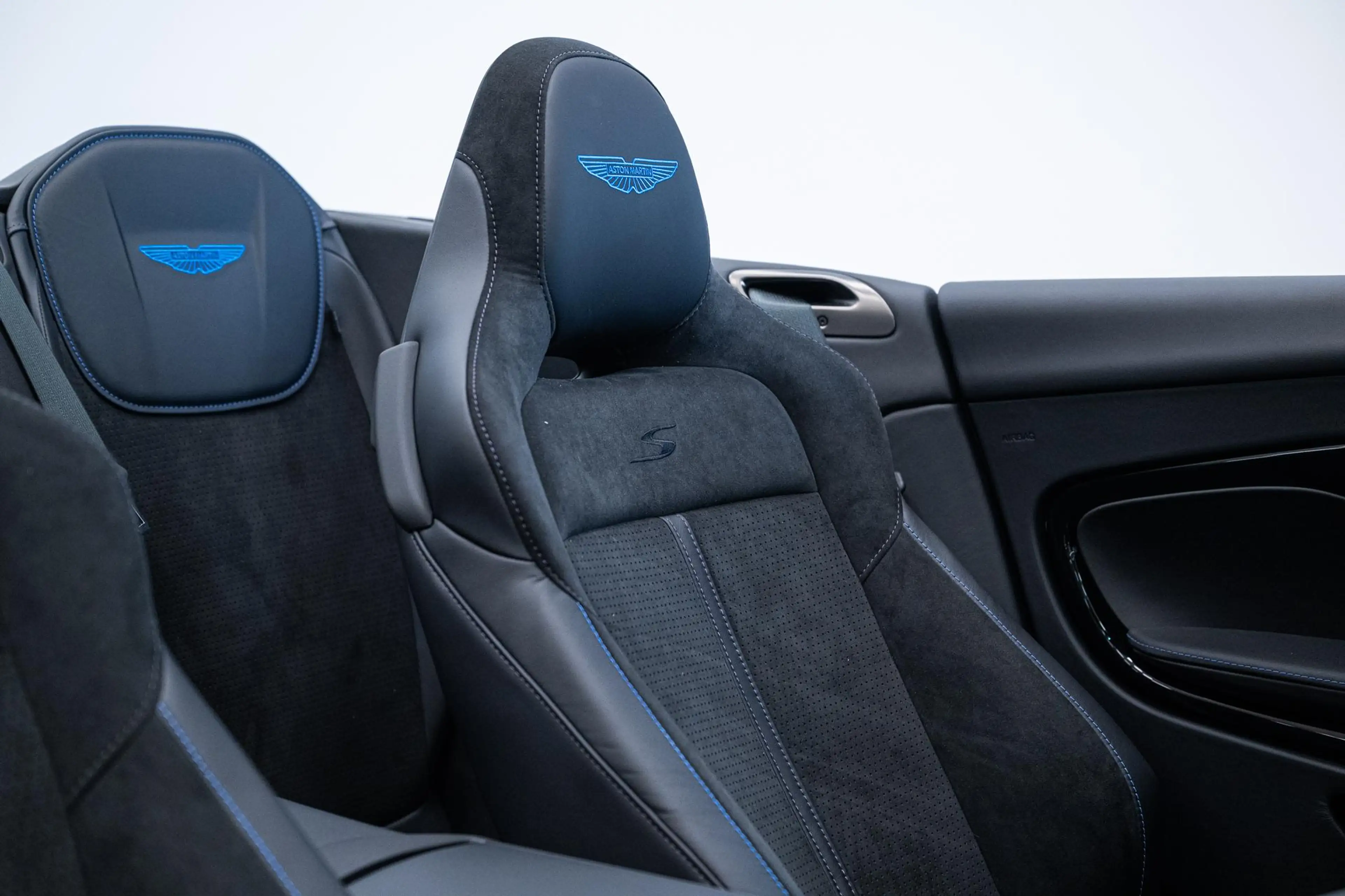 Aston Martin DB12 S Volante NEW 2026 * — photo 6