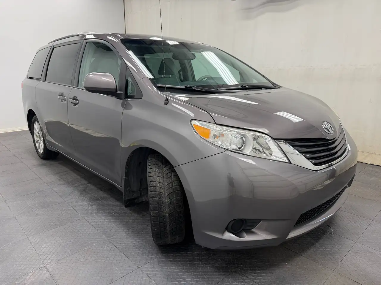 Toyota Sienna photo Toyota Sienna