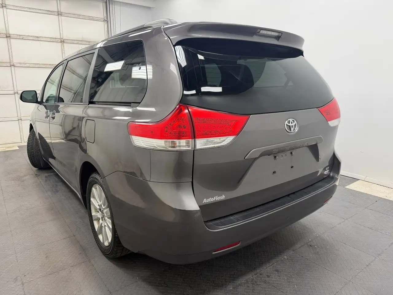 Toyota Sienna photo Toyota Sienna