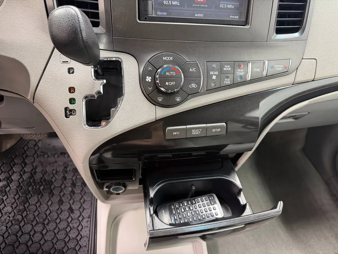 Toyota Sienna photo Toyota Sienna