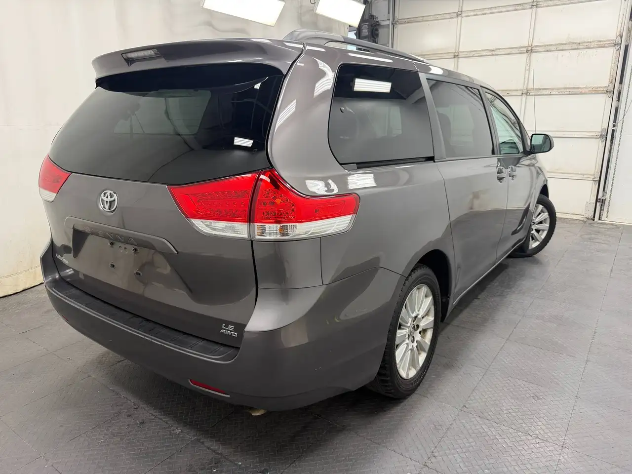 Toyota Sienna photo Toyota Sienna