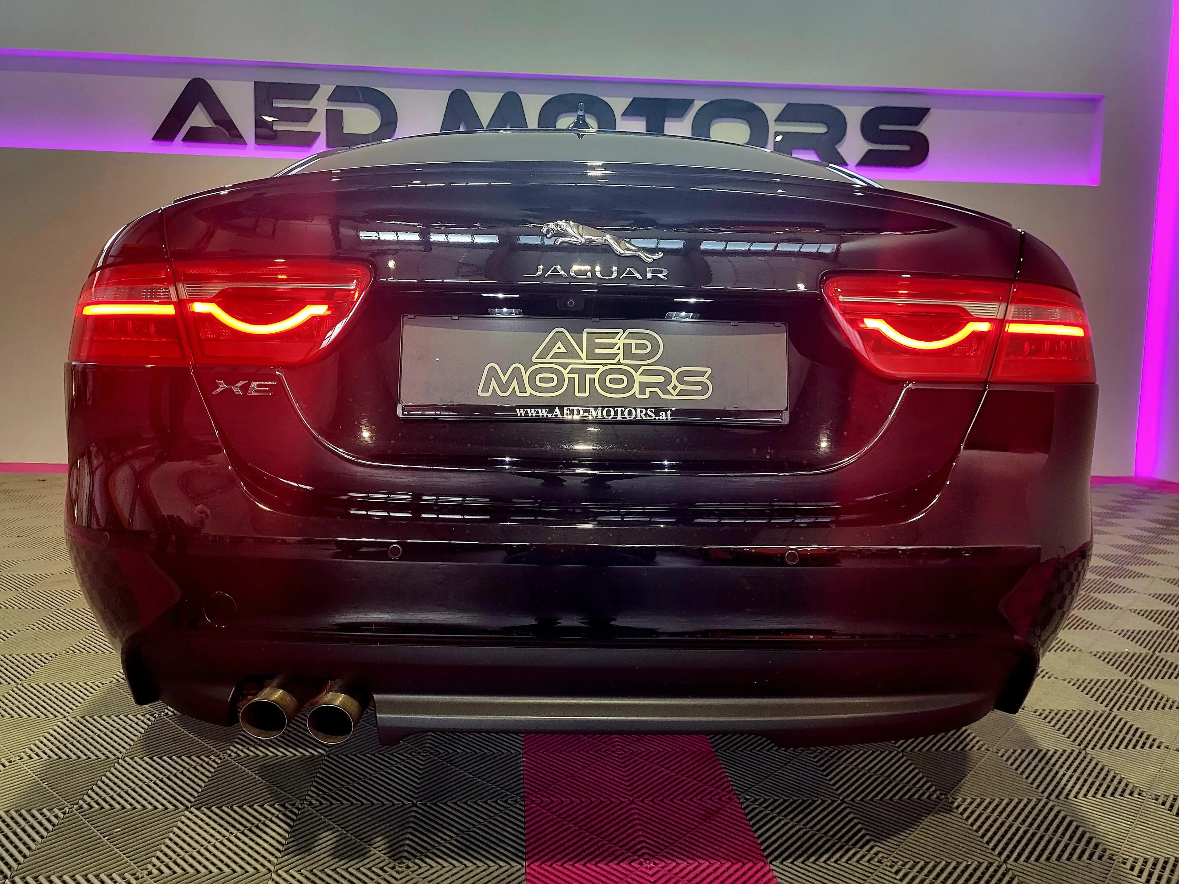 Jaguar XE R-Sport — photo 10