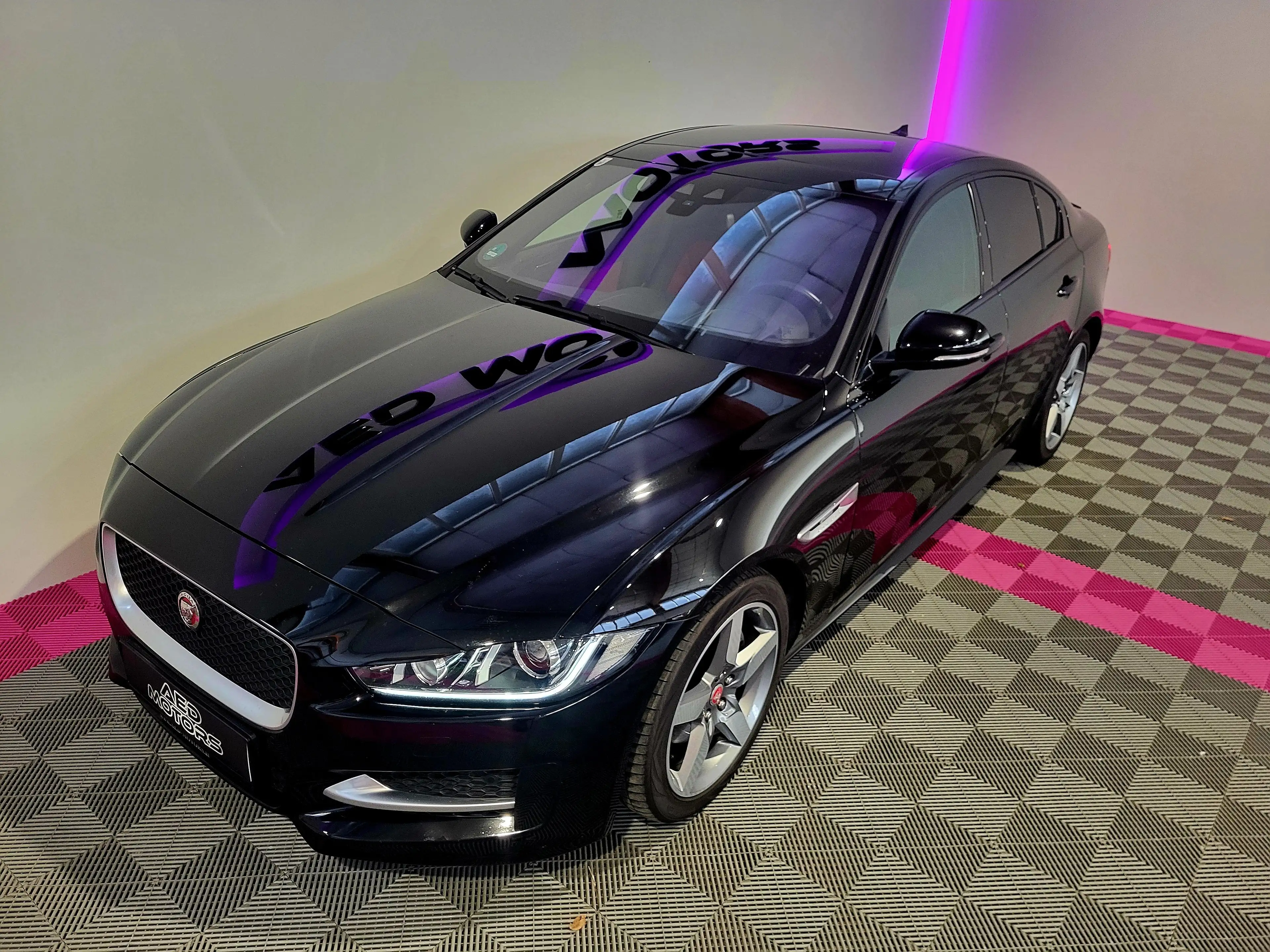 Jaguar XE R-Sport — photo 8