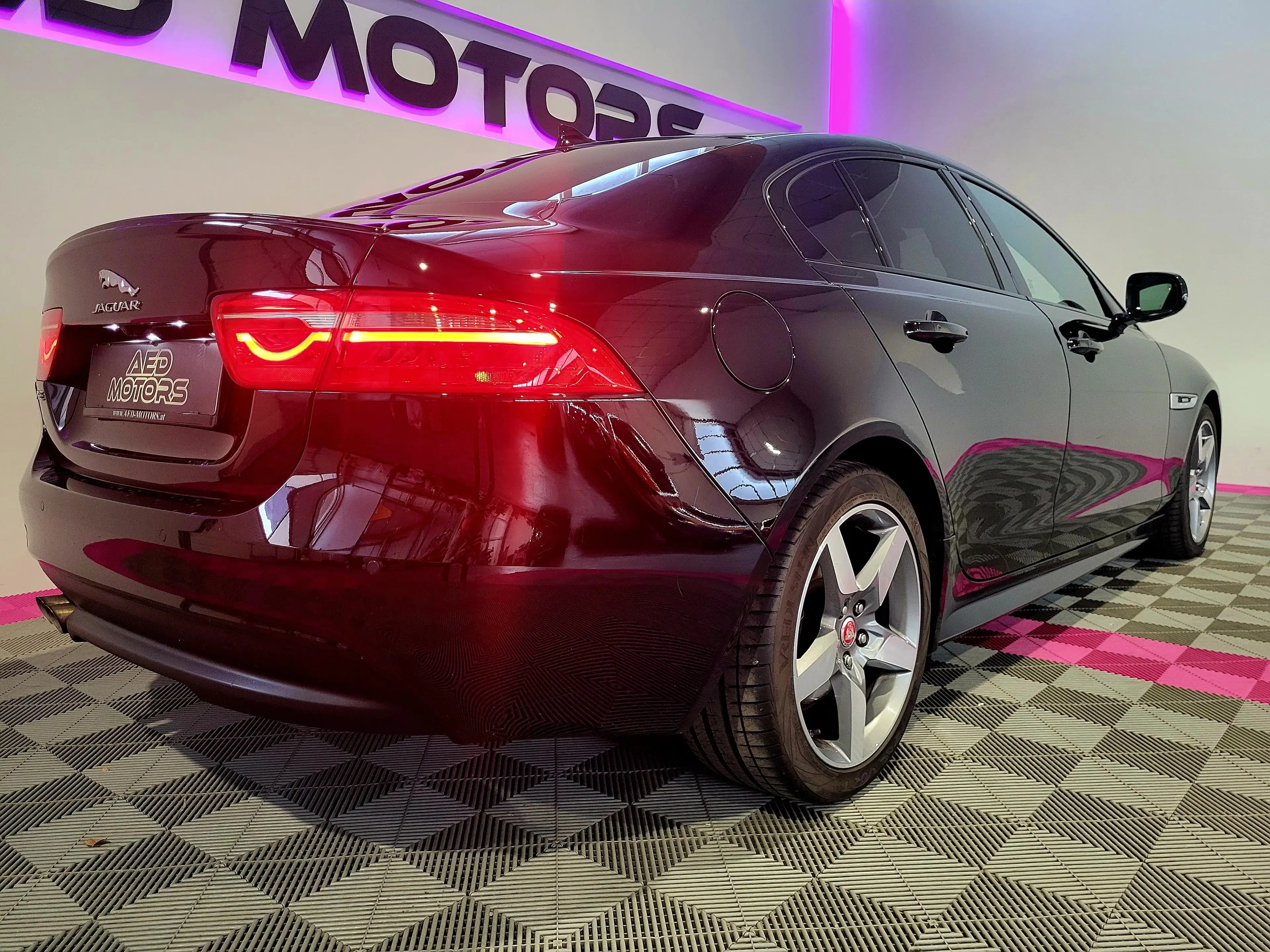 Jaguar XE R-Sport — photo 15