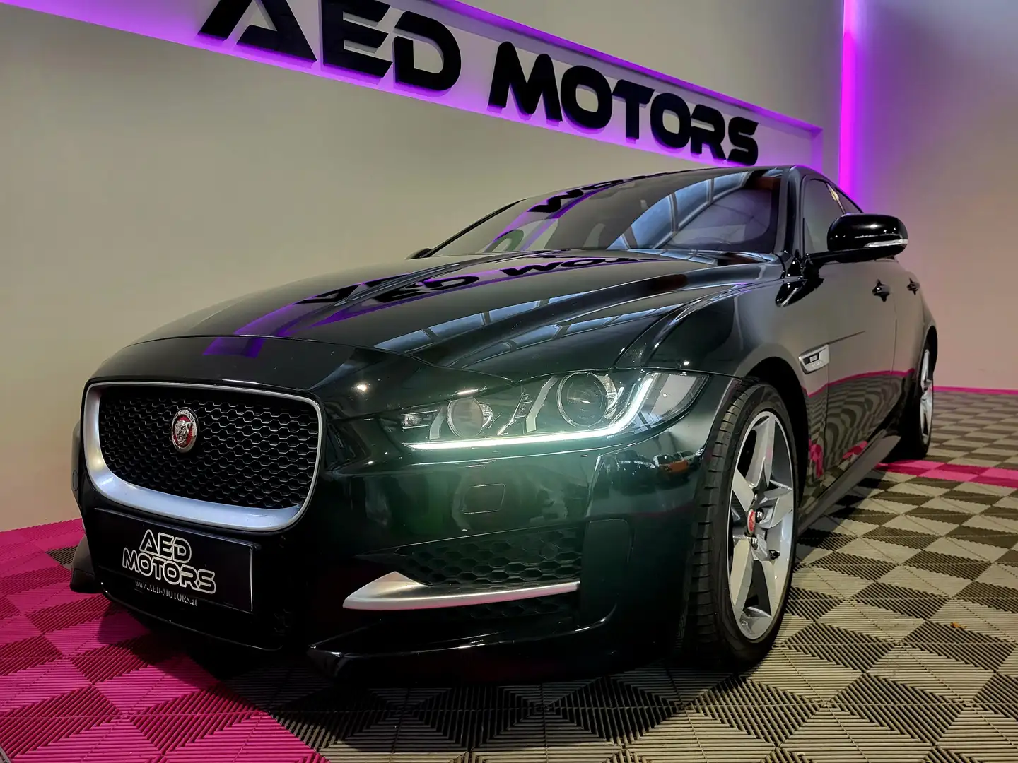 Jaguar XE R-Sport Schwarz - 1