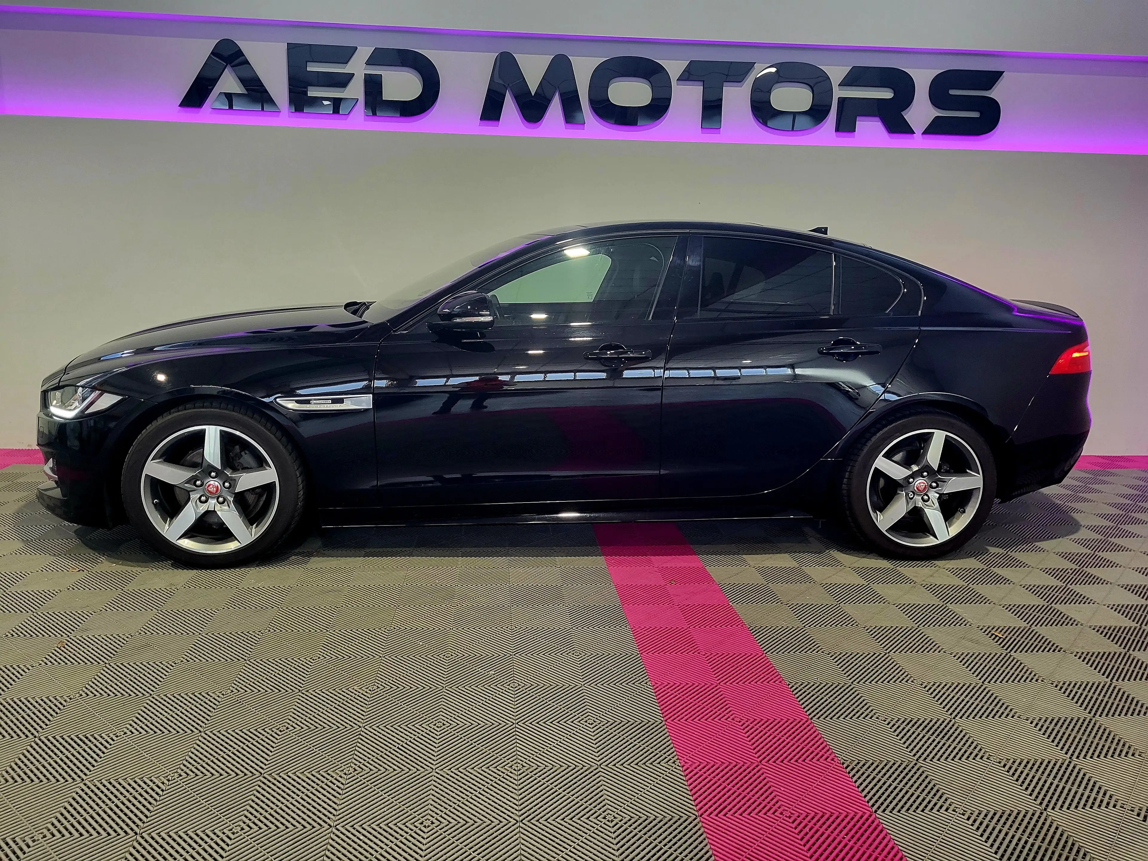 Jaguar XE R-Sport — photo 9