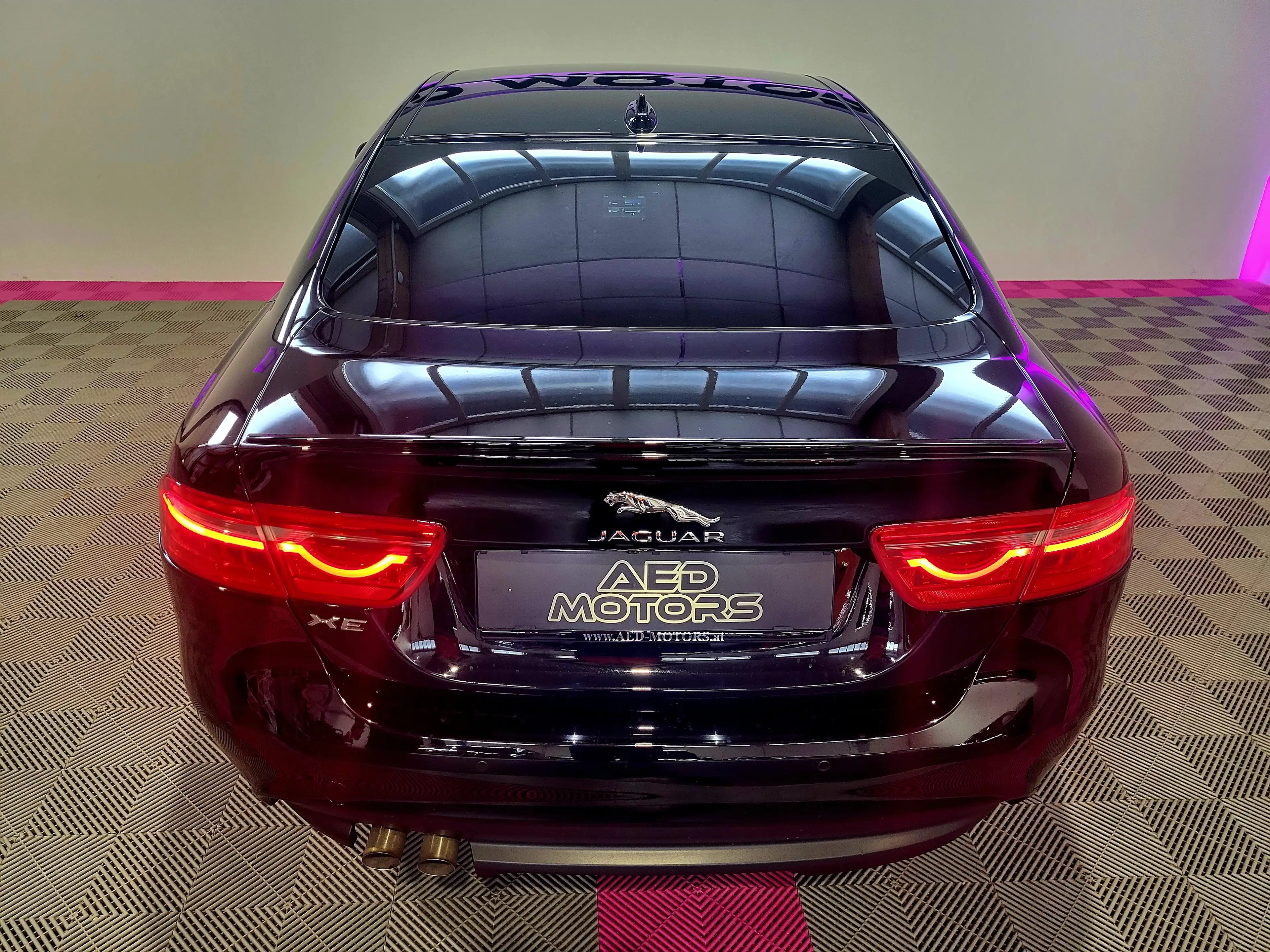 Jaguar XE R-Sport — photo 12