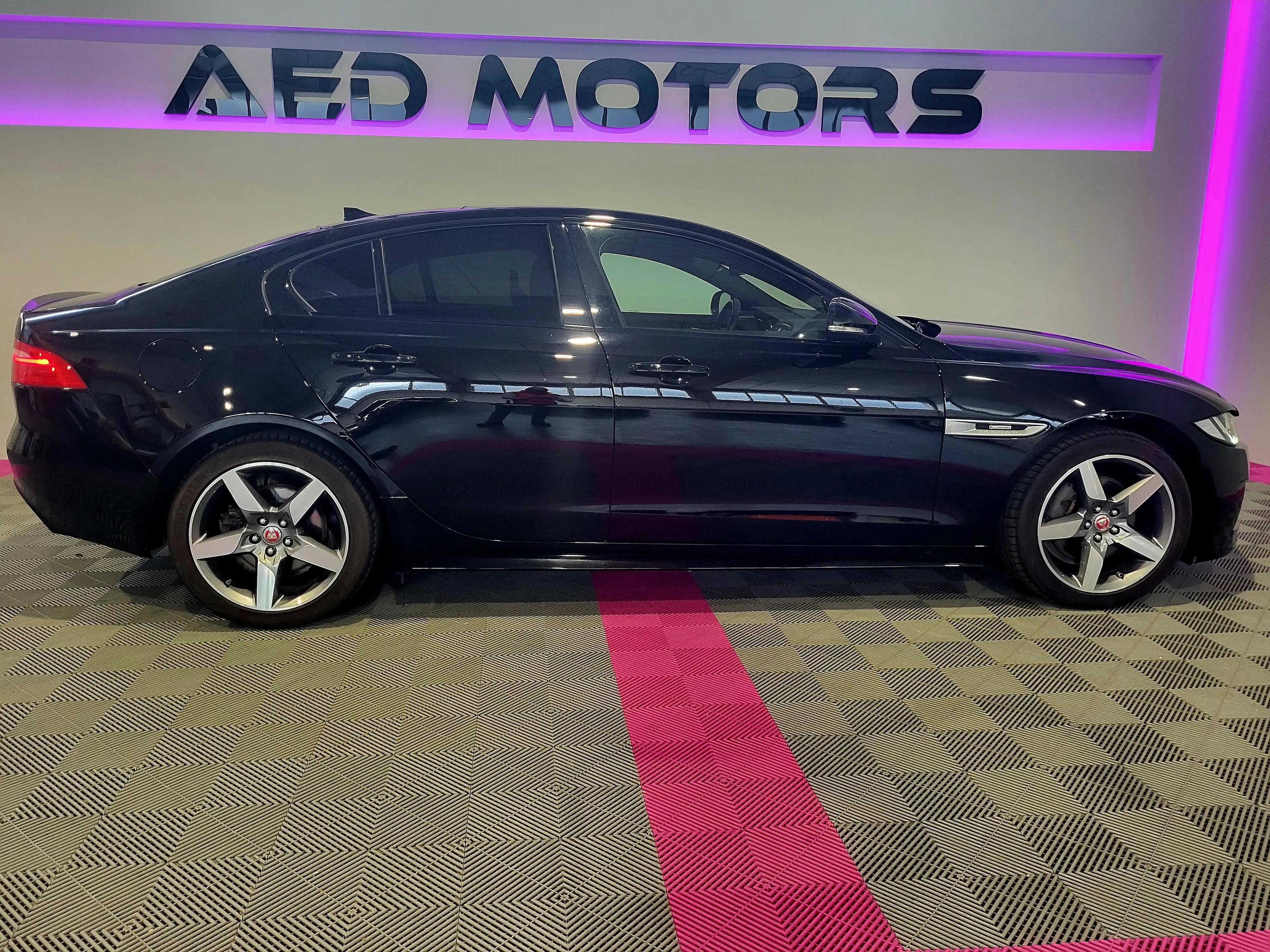 Jaguar XE R-Sport — photo 6