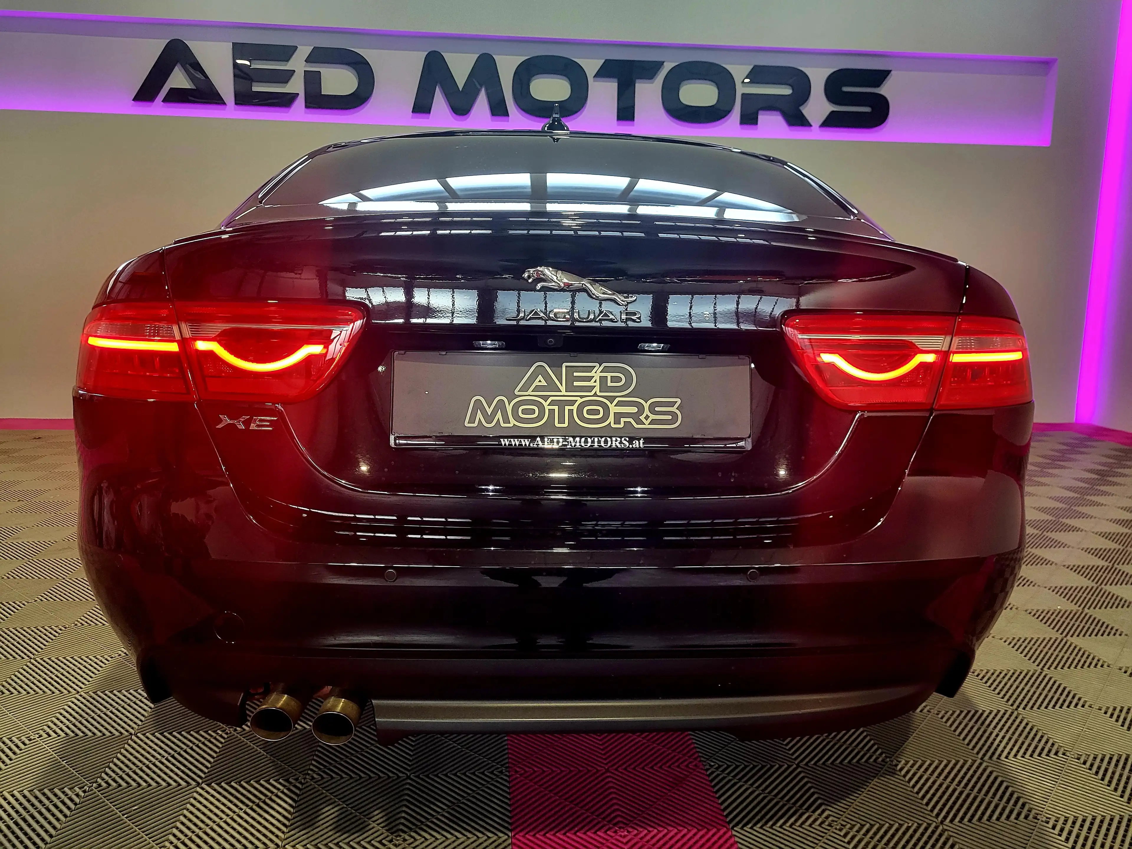 Jaguar XE R-Sport — photo 11
