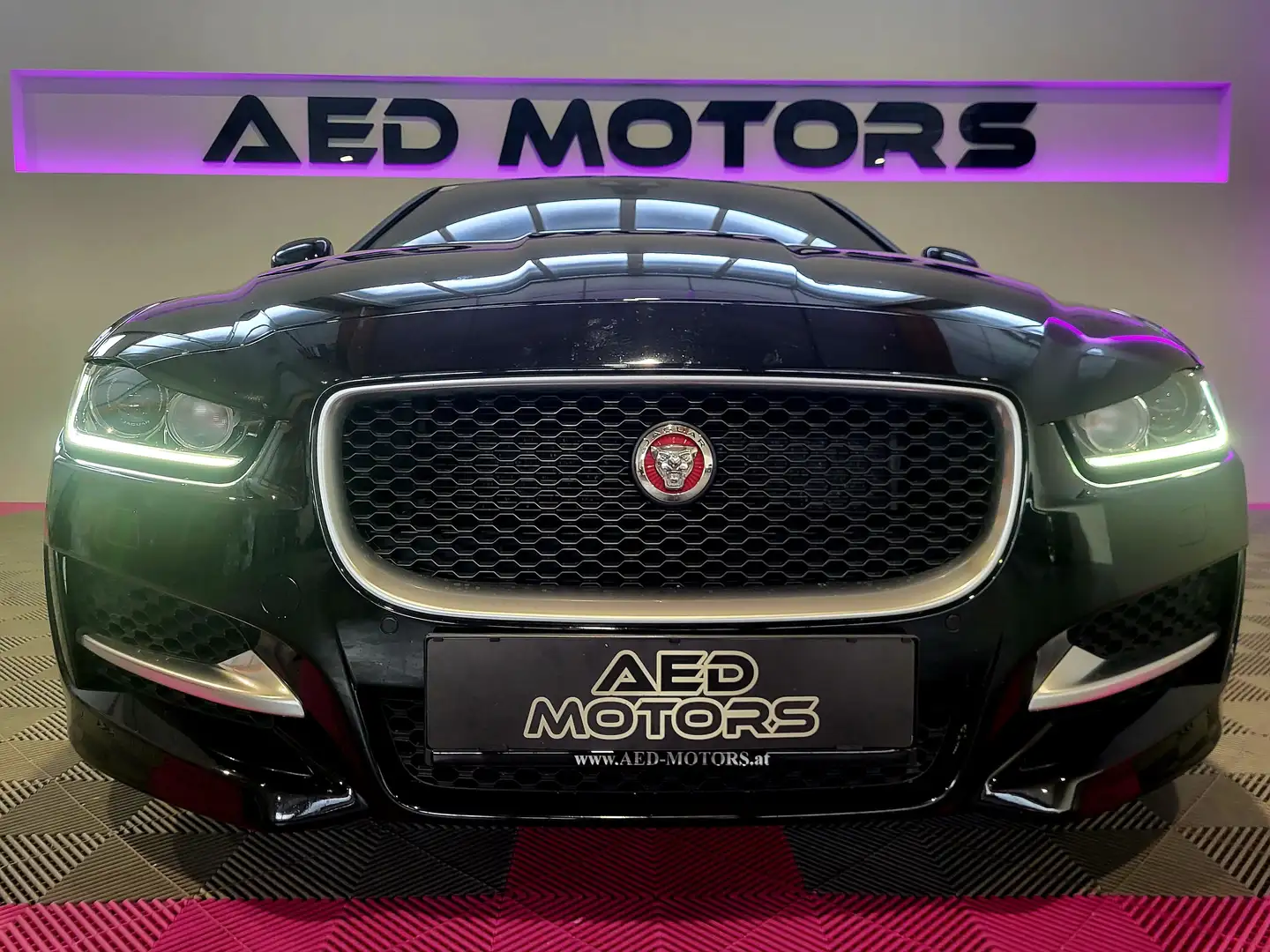 Jaguar XE R-Sport Schwarz - 2