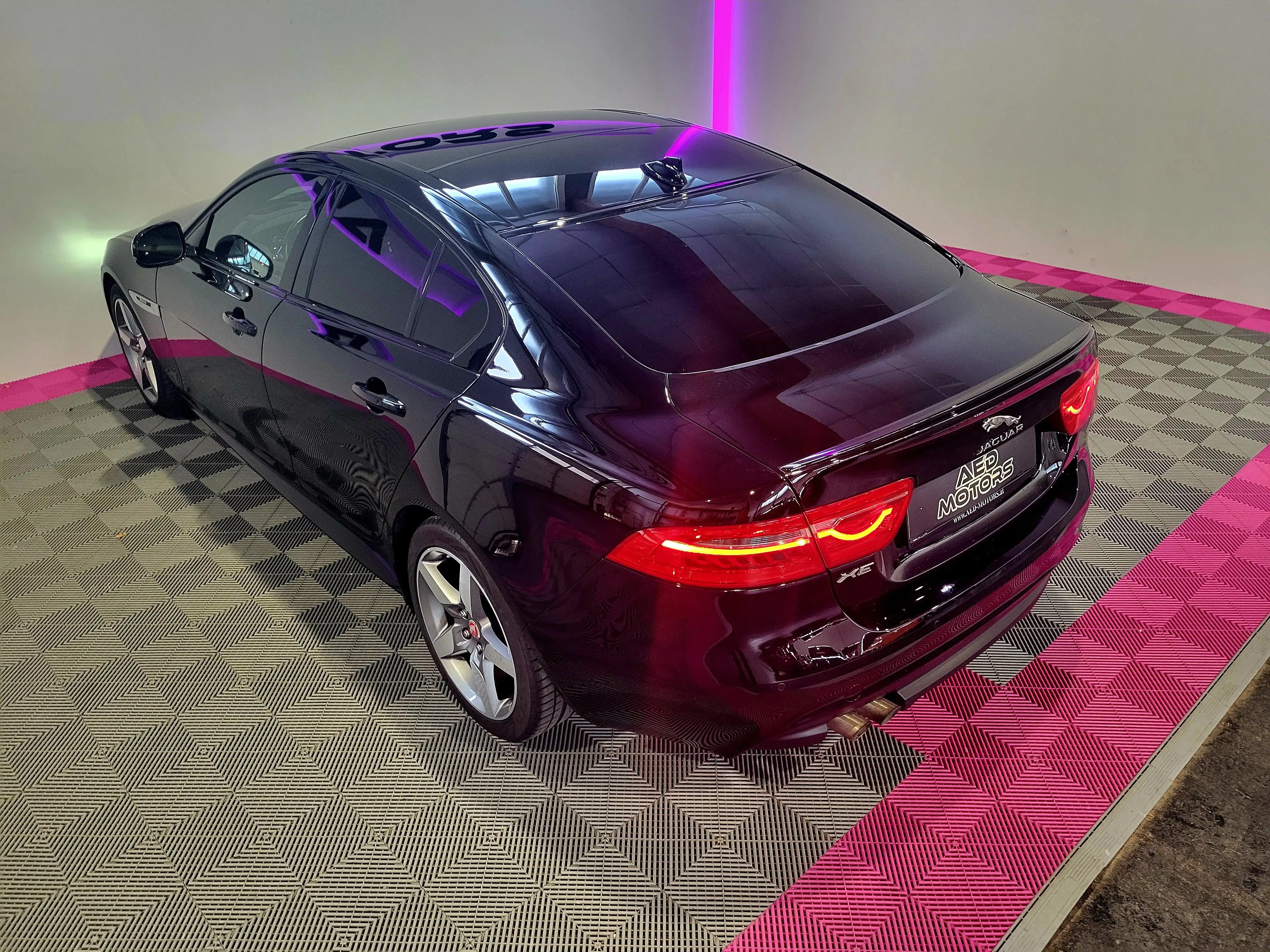Jaguar XE R-Sport — photo 14
