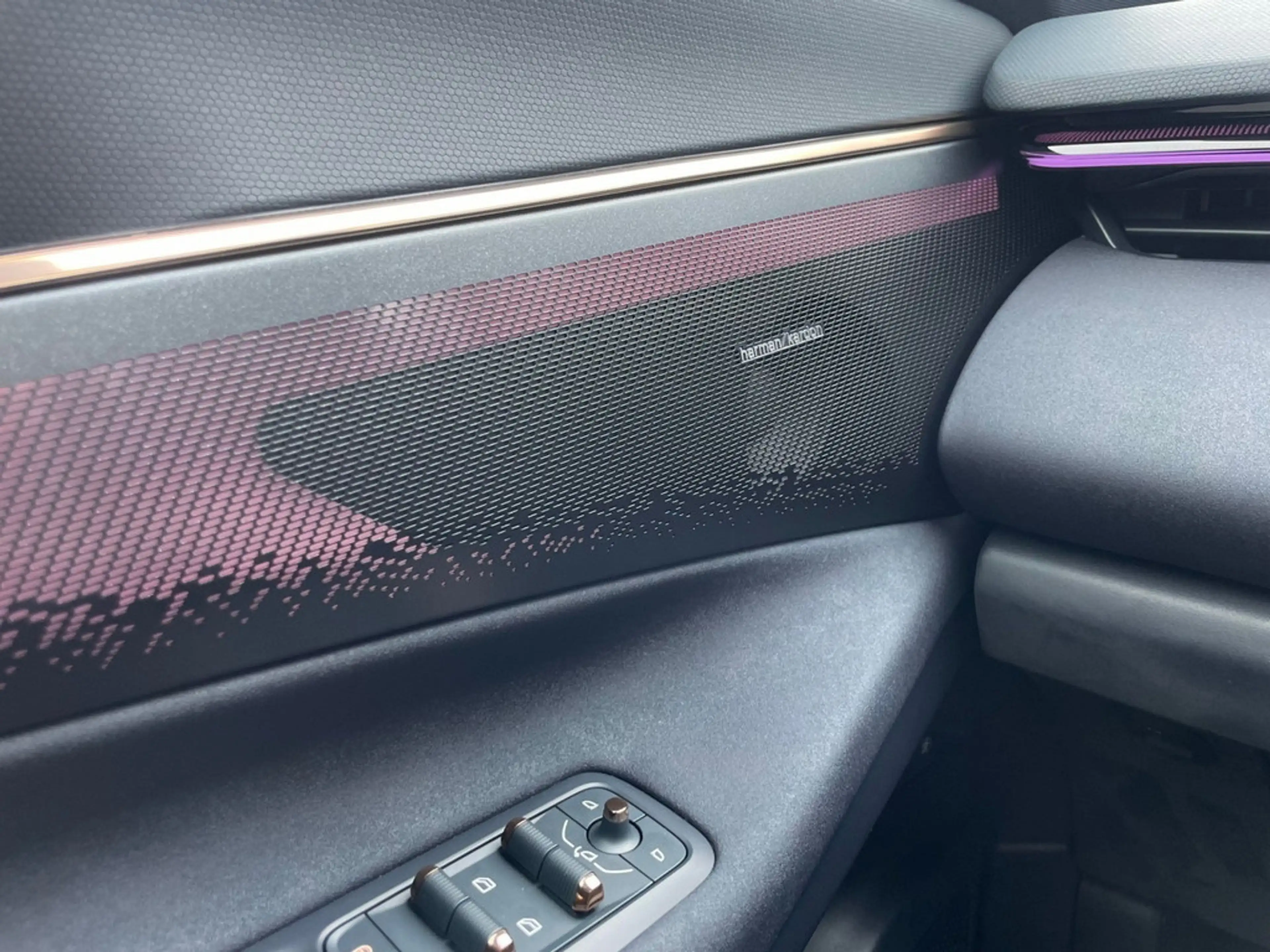 Lynk & Co 08 More Plug-In Hybrid 200km elektr. Reichweite — photo 8