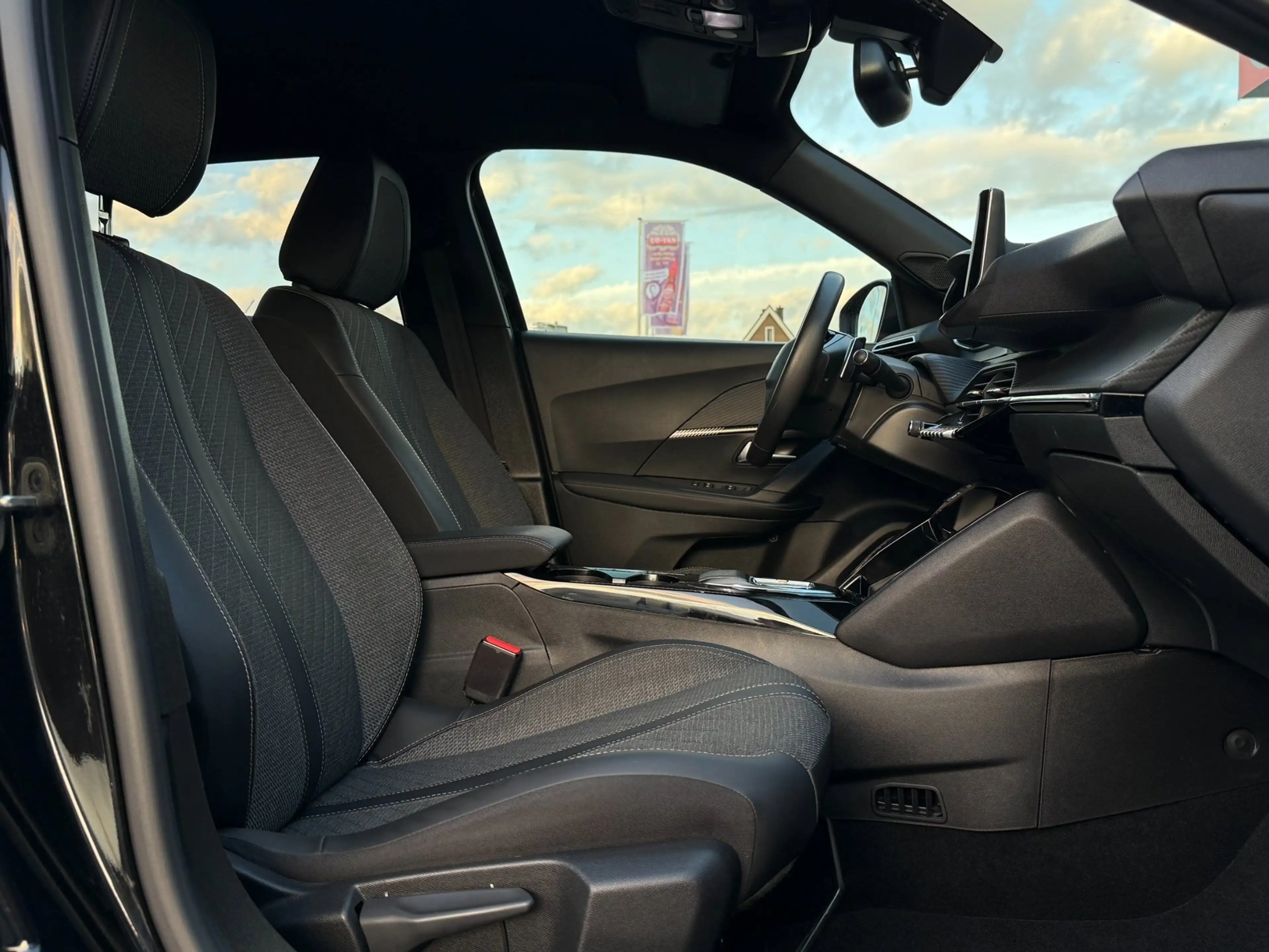 Peugeot 2008 1.2 Hybrid 145PK Allure | Carplay | Rijstrooksenso — photo 20