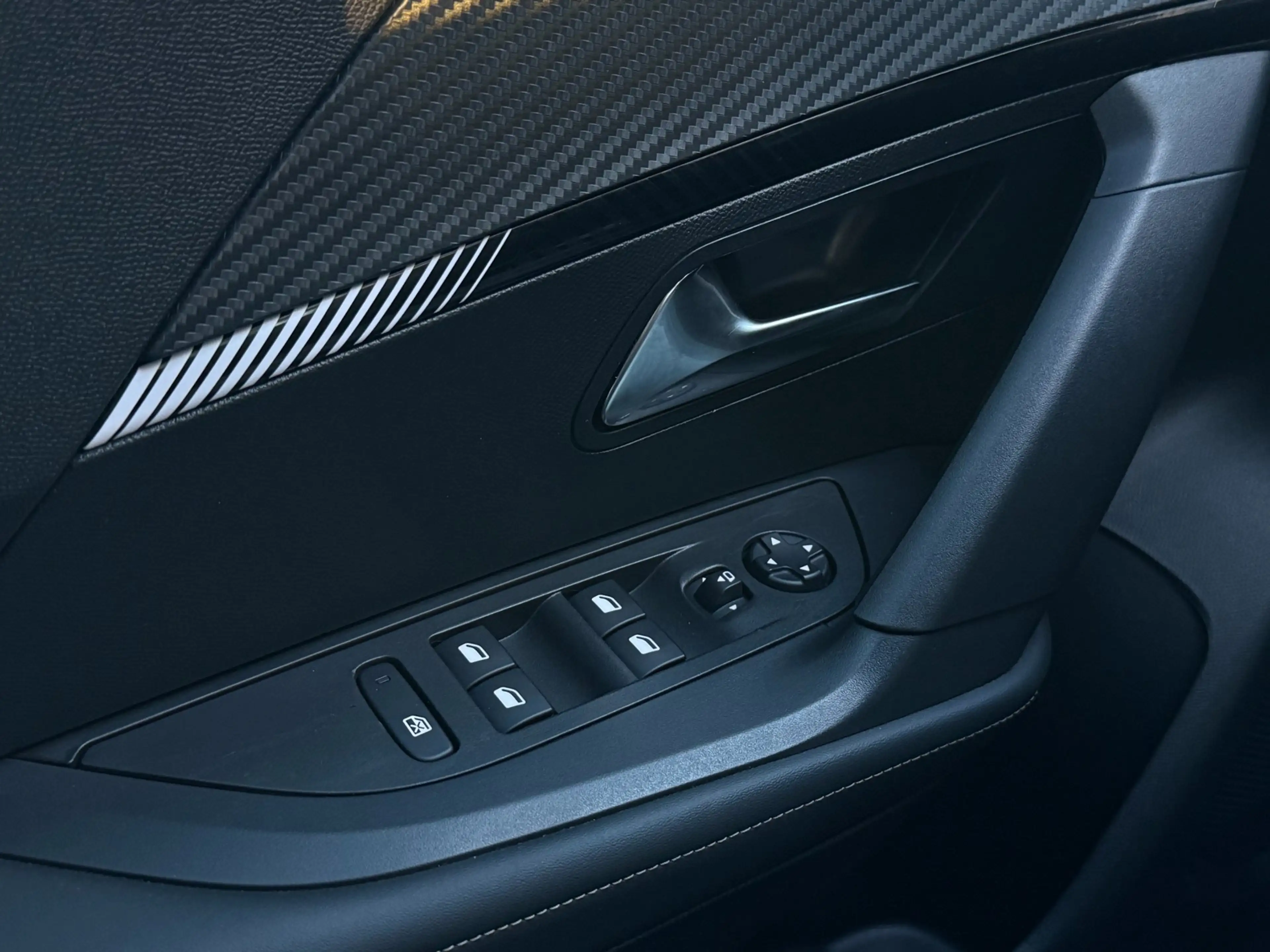 Peugeot 2008 1.2 Hybrid 145PK Allure | Carplay | Rijstrooksenso — photo 32