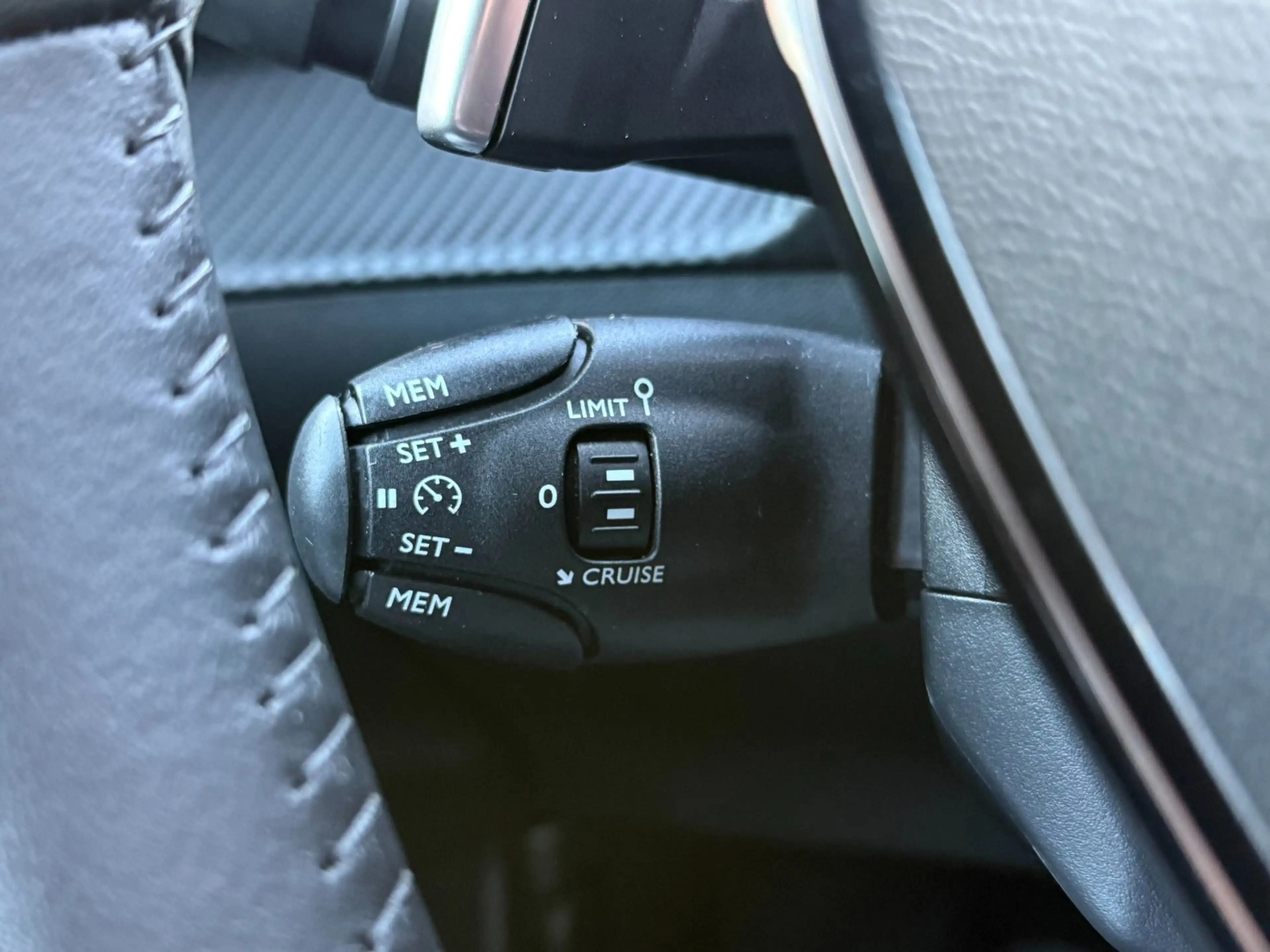 Peugeot 2008 1.2 Hybrid 145PK Allure | Carplay | Rijstrooksenso — photo 34